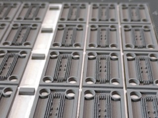Im Siebdruckverfahren hergestellte Hochfrequenzfilter in Groove Gap Waveguide-Architektur für das WR10 Band