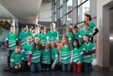Professor Matthias Busse mit den Schülern und der Lehrerin der Klasse 4a der Grundschule Schönebeck