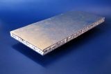 Leichtere und sichere Batteriegehäuse durch Sandwiche mit Polymer-Aluminium-Hybridschaum-Kern