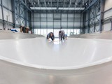 Trennmittelfreie XXL-Bauteilherstellung: Überprüfung der in der Form für eine CFK-Flugzeugrumpfschale tiefgezogenen faltenfreien FlexPLAS®-Trennfolie