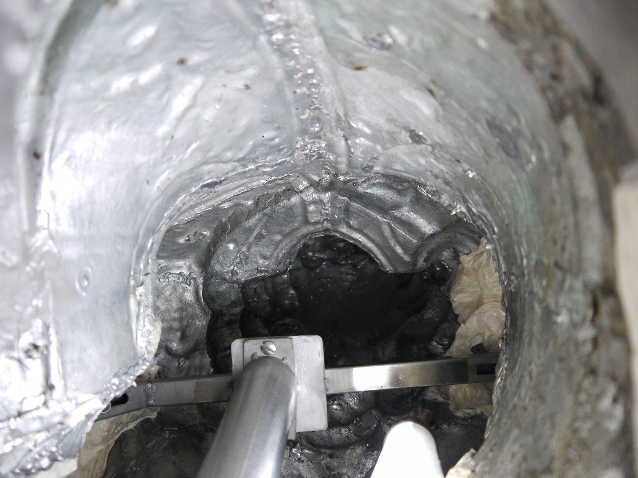 Blick ins Innere der Plastik aus 2 mm dickem Zinn. Während die Hauptlast von einer Stützkonstruktion aus Edelstahl aufgenommen wird, erfolgt die flächige Sicherung/Stabilisierung durch Stützschalen aus Aluminium-Epoxid-Hybridschaum