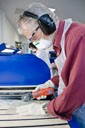 Weiterbildung im Kunststoff-Kompetenzzentrum des Fraunhofer IFAM: Besäumen eines FVK-Fügeteils – Aufbau und Herstellung von FVK-Fügeteilen haben Einfluss auf anschließende Klebprozesse.