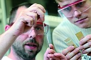 Geklebt in Bremen: Teilnehmer des Weiterbildungsprogramms im »Klebtechnischen Zentrum« des Fraunhofer IFAM.