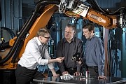 Kleben ohne Klebstoffauftrag – Eine Revolution in der industriellen Verbindungstechnik: Dr. Matthias Popp, Professor Dr. Andreas Hartwig und Andreas Lühring (v.l.n.r.).