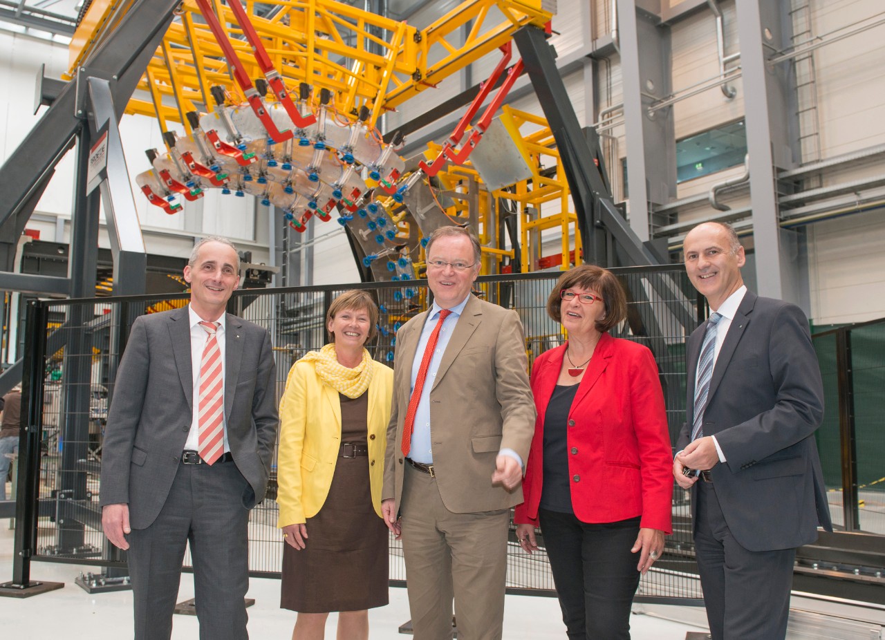 Prof. Dr. Bernd Mayer (Institutsleiter am Fraunhofer IFAM), Silvia Nieber (Bürgermeisterin der Hansestadt Stade), Stephan Weil (Niedersächsischer Ministerpräsident), Petra Tiemann (Abgeordnete im Niedersächsischen Landtag), Dr. Dirk Niermann (Abteilungsleiter am Fraunhofer IFAM) (v. l. n. r.) vor der Anlage zur automatisierten Montage von Flugzeugrümpfen.