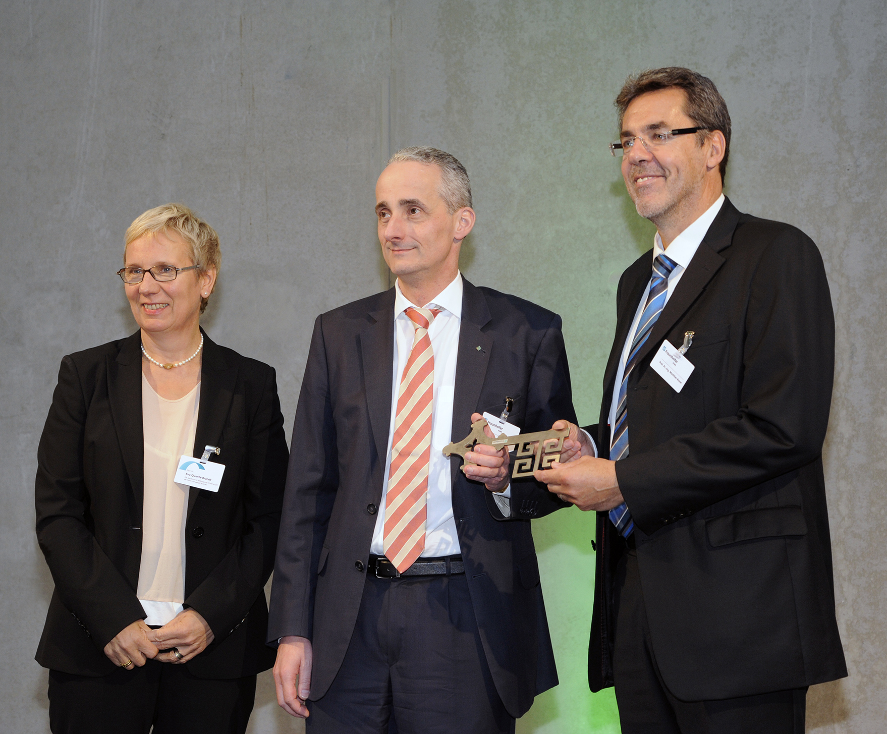 Senatorin Prof. Dr. Eva Quante-Brandt sowie die Institutsleiter Prof. Dr. Bernd Mayer und Prof. Dr.-Ing. Matthias Busse bei der symbolischen Schlüsselübergabe zum Fraunhofer IFAM-Neubau (v.l.n.r).