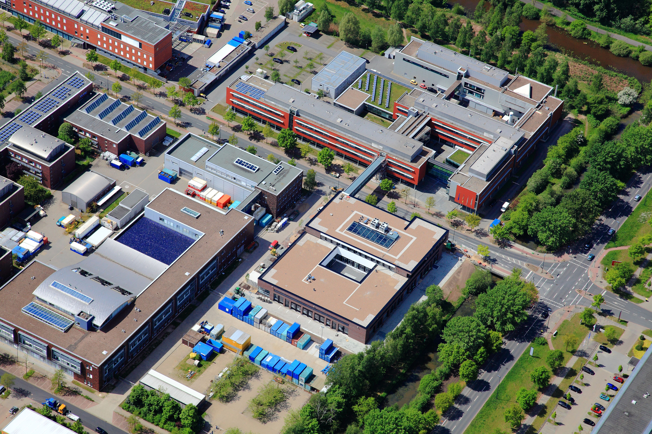 Neubau des Fraunhofer IFAM mit verbindender Brücke zum Hauptgebäude in der Wiener Straße.