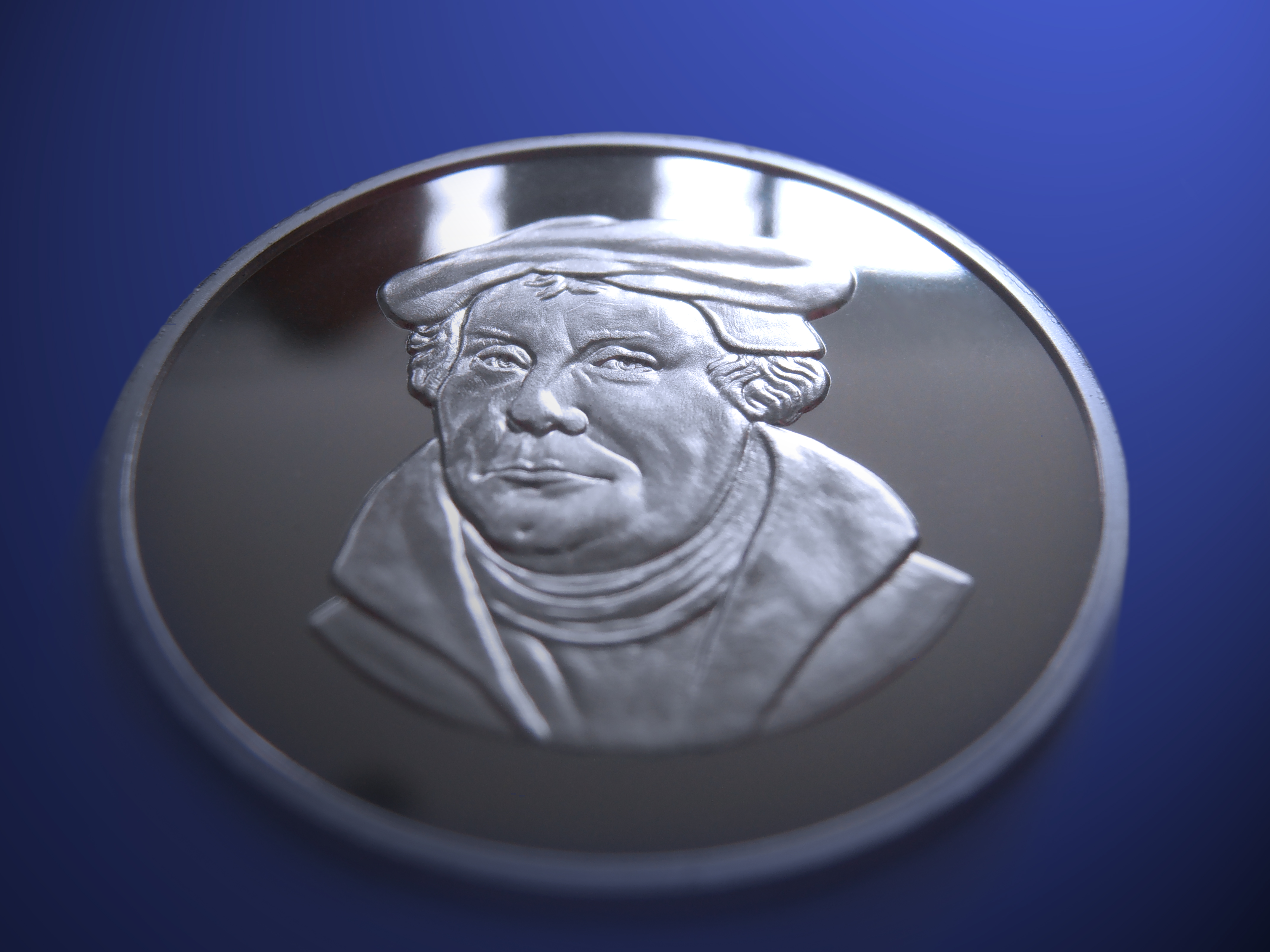 Pulvermetallurgische Probepressung einer Münze aus 925 Sterlingsilber. Das Motiv zeigt Martin Luther.