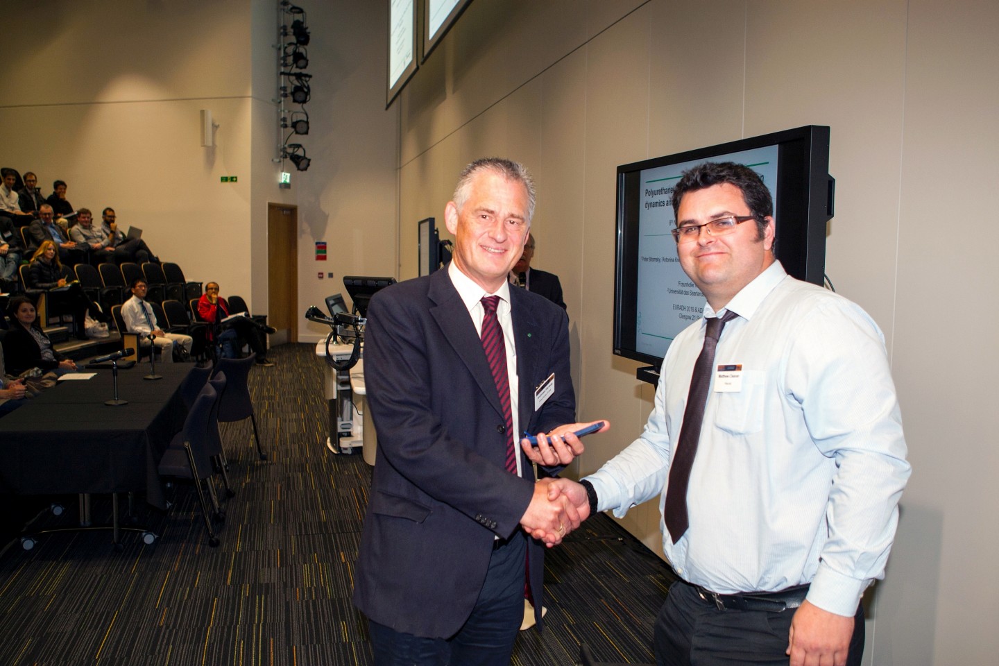 Prof. Dr. Andreas Hartwig (links) erhält von Matthew Cleaver, Repräsentant der Hexcel Composites Ltd., am 21. September in Glasgow die De Bruyne Medaille.