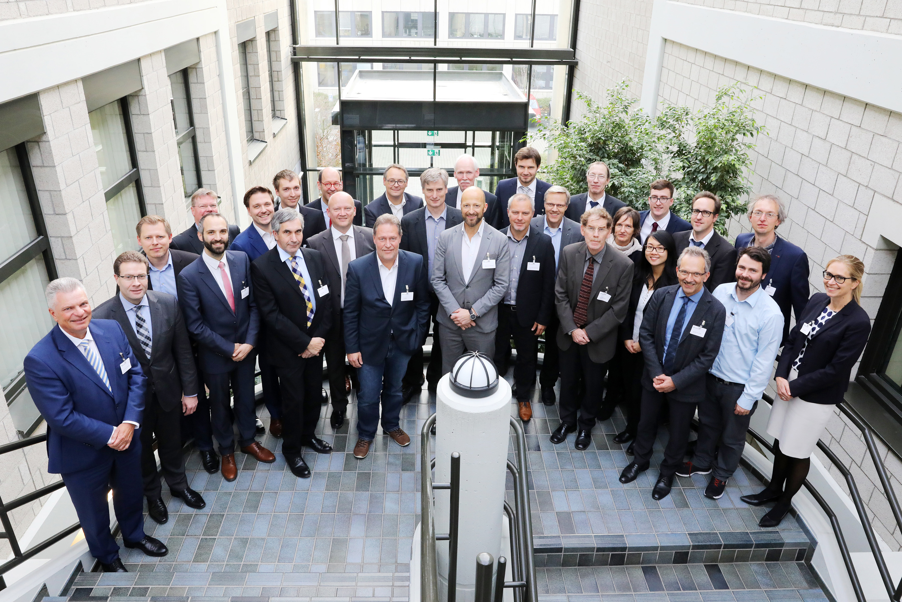 Partner aus Industrie und Wissenschaft trafen sich am 14.11.2017 zum Kick-off des Fraunhofer-Fokusprojekts futureAM in Aachen. Partner aus Industrie und Wissenschaft trafen sich am 14.11.2017 zum Kick-off des Fraunhofer-Fokusprojekts futureAM in Aachen.