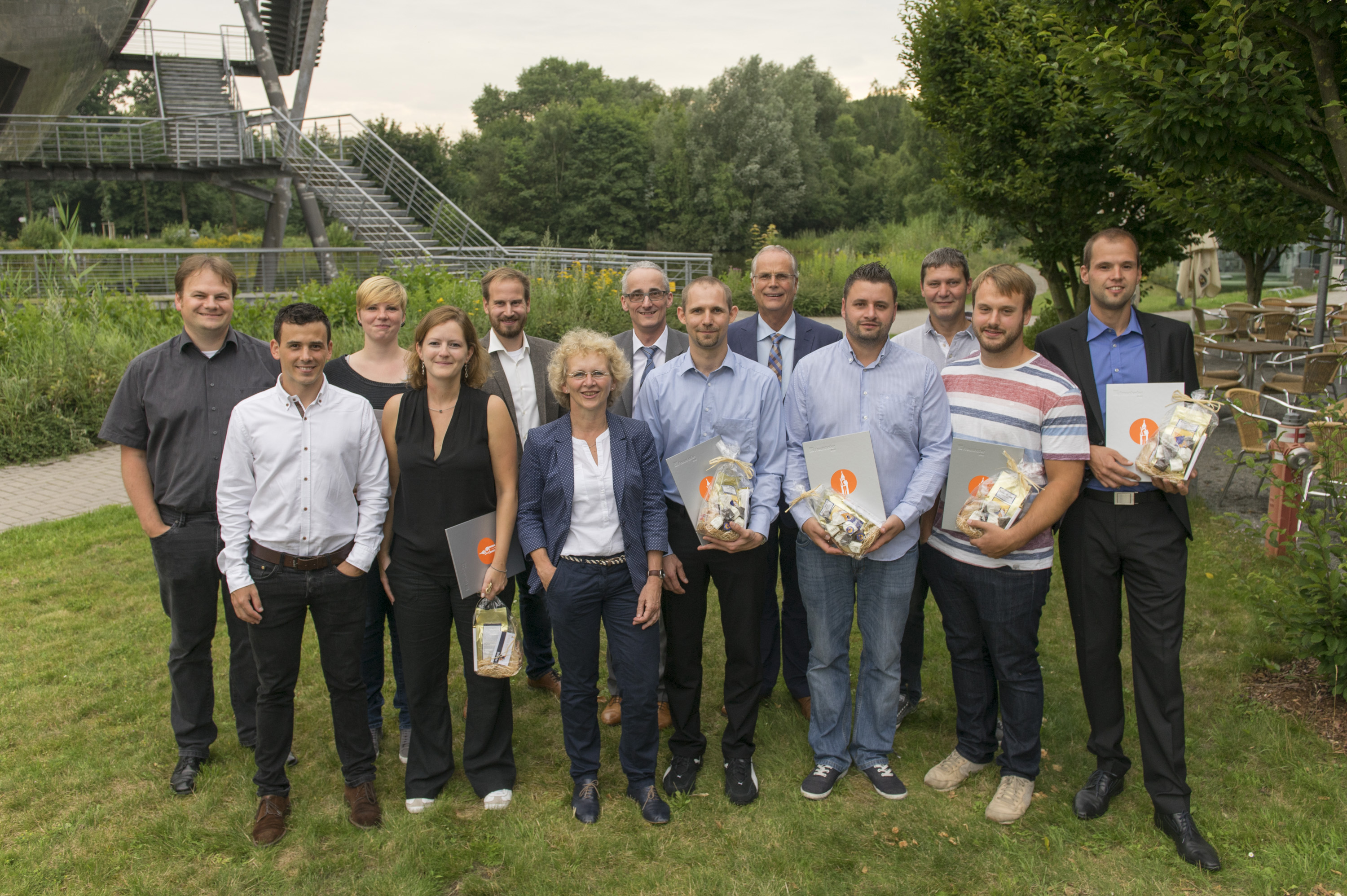 Prof. Dr. Bernd Mayer (Institutsleiter des Fraunhofer IFAM / 2. Reihe, Mitte) hat den weltweit ersten »Composite Engineers« das begehrte Zertifikat überreicht.