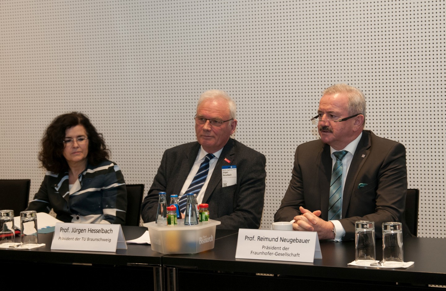Bei der Unterzeichnung (von links): Ministerin Dr. Gabriele Heinen-Kljajić, TU-Braunschweig Präsident Prof. Jürgen Hesselbach und der Präsident der Fraunhofer-Gesellschaft, Prof. Reimund Neugebauer.