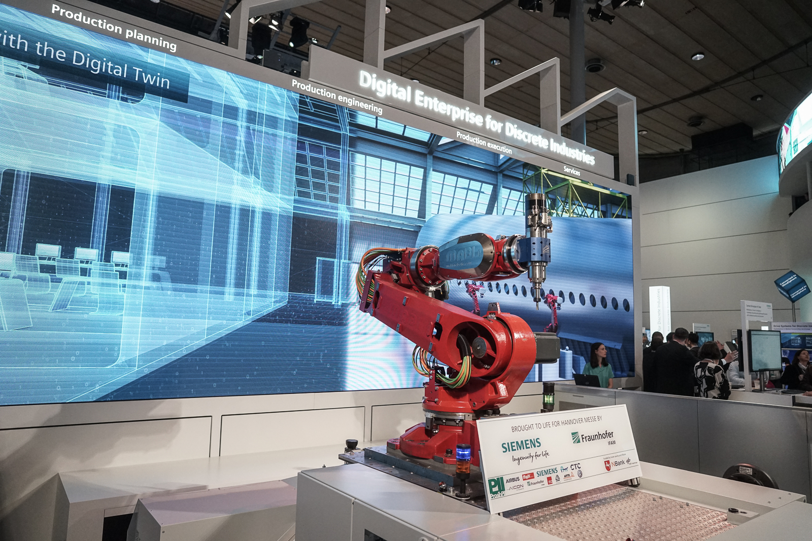Ausgezeichnet mit dem ROBOTICS-AWARD 2018: Siemens und Fraunhofer präsentieren ihren mobilen Roboter auf der Hannover Messe. Ausgezeichnet mit dem ROBOTICS-AWARD 2018: Siemens und Fraunhofer präsentieren ihren mobilen Roboter auf der Hannover Messe.