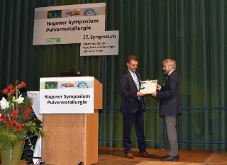 Dr. Thomas Weißgärber erhält den Skaupy-Preis 2018 aus den Händen von Prof. Herbert Danninger (Technische Universität Wien)