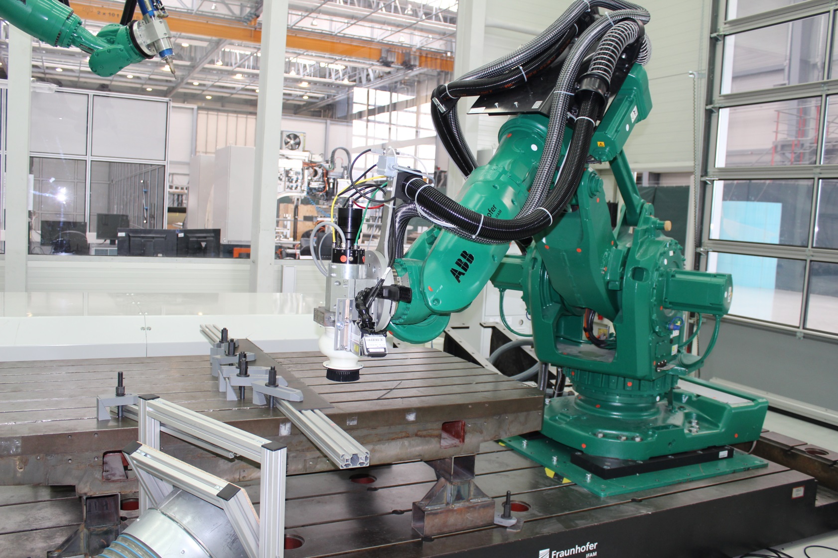 Versuchsaufbau mit Roboter, Fräsendeffektor und integriertem Laser-Triangulations-Liniensensor am Fraunhofer IFAM in Stade. Versuchsaufbau mit Roboter, Fräsendeffektor und integriertem Laser-Triangulations-Liniensensor am Fraunhofer IFAM in Stade.