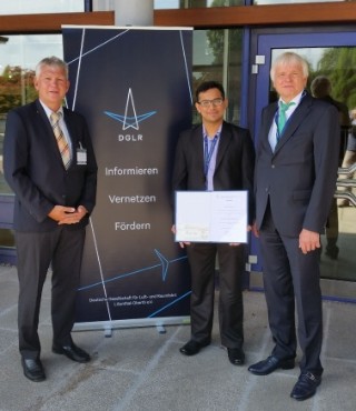 Parth Rawal, Fraunhofer IFAM, mit Prof. Dr.-Ing. Volker Gollnick, DGLR (li.), und Prof. Dr.-Ing. Wolfgang Hintze, TU Hamburg (re.), in Friedrichshafen nach der Verleihung des MT Aerospace Innovationspreis 2018.