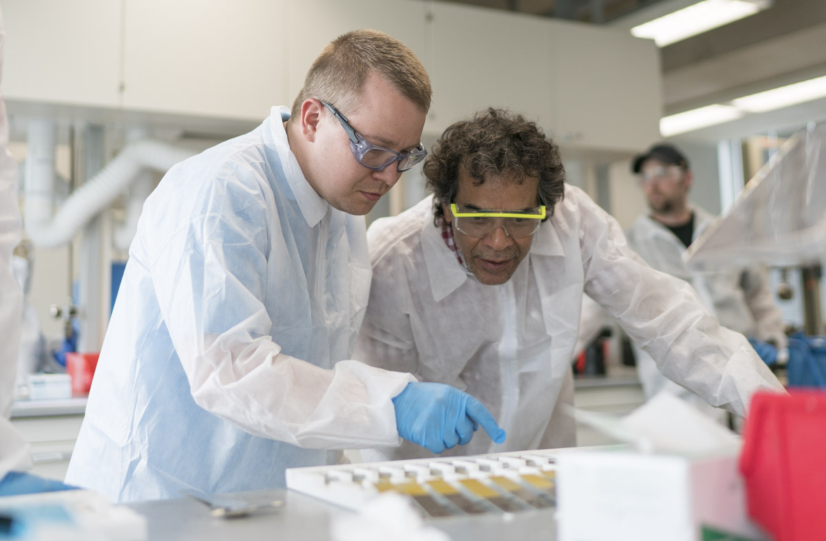 Praxisvermittlung in einem klebtechnischen Kurs am Fraunhofer IFAM