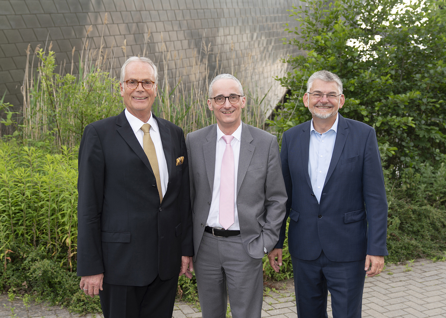 25 Jahre klebtechnische Weiterbildung am Fraunhofer IFAM (v.l.n.r.): Prof. Dr. Andreas Groß, Leiter Weiterbildung und Technologietransfer Fraunhofer IFAM, Prof. Dr. Bernd Mayer, Institutsleiter Fraunhofer IFAM, Dr. Roman Götter, Leiter der Fraunhofer Academy.