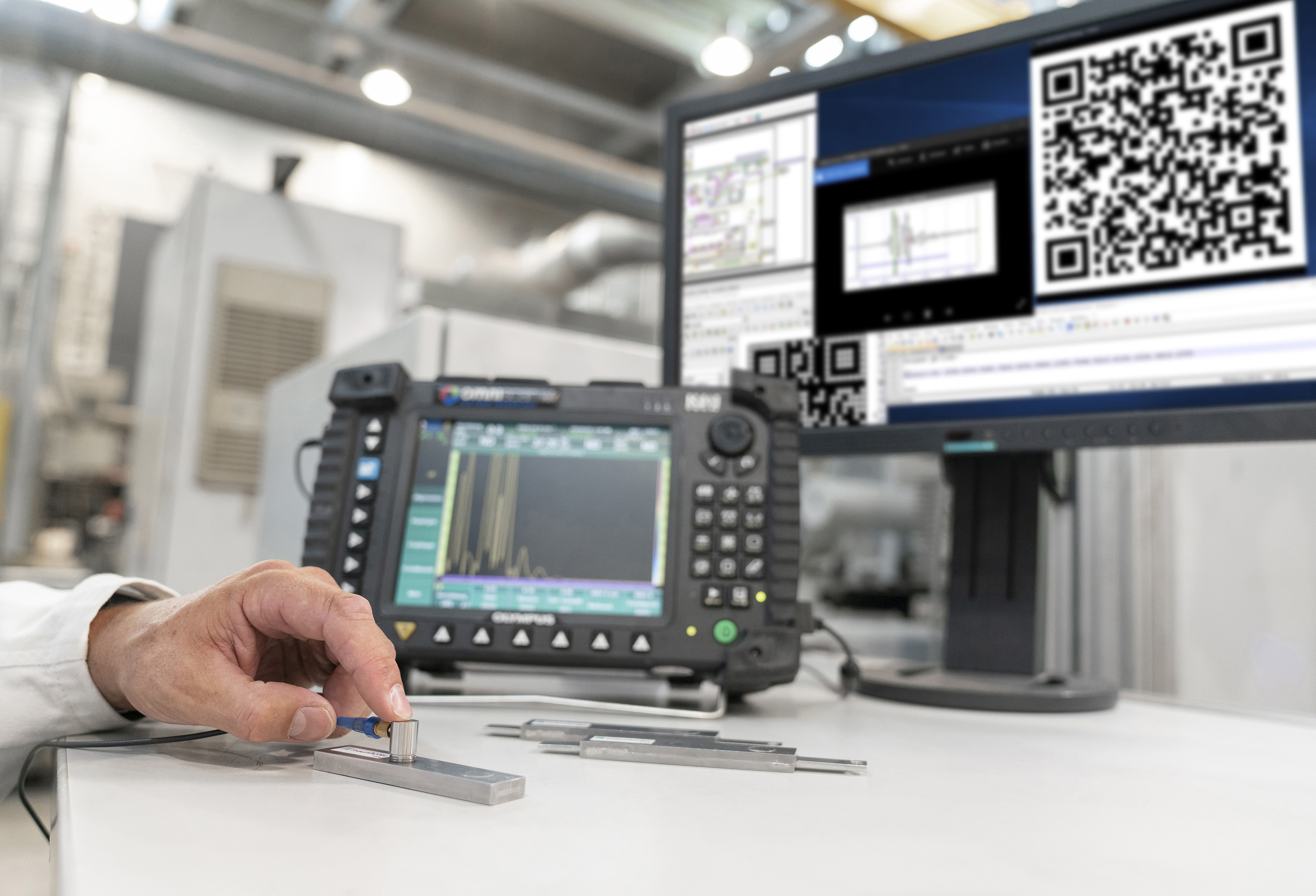 Auslesen des QR-Codes mittels Ultraschall. Das erzeugte Bild wird anschließend über eine spezielle Software ausgelesen, die Kennung extrahiert und mit der Datenbank abgeglichen