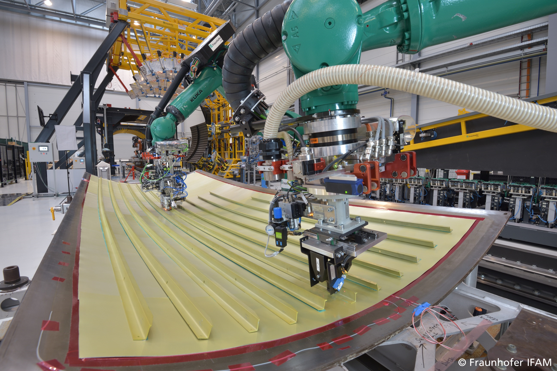 Automatisierte Klebfilmapplikation und Stringerintegration für den Flugzeugbau aus dem Fraunhofer IFAM l Stade – Projekt AutoGlare