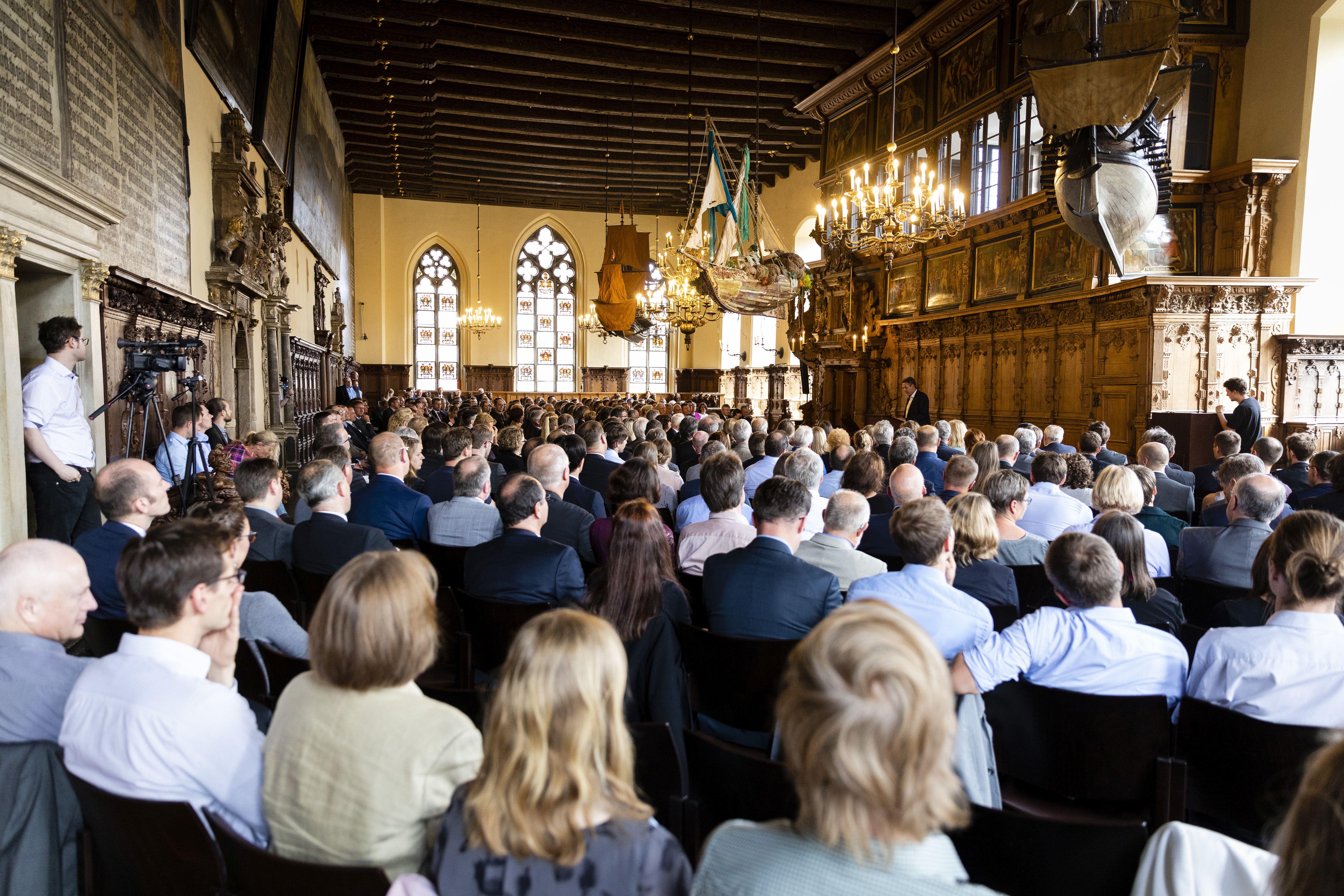 Vor rund 400 Gästen eröffnete Prof. Dr.-Ing. Matthias Busse die Festveranstaltung zum 50-jährigen Jubiläum des Fraunhofer IFAM in der oberen Rathaushalle in Bremen.