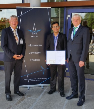 Parth Rawal, Fraunhofer IFAM, mit Prof. Dr.-Ing. Volker Gollnick, DGLR (li.), und Prof. Dr.-Ing. Wolfgang Hintze, TU Hamburg (re.), in Friedrichshafen nach der Verleihung des MT Aerospace Innovationspreis 2018.