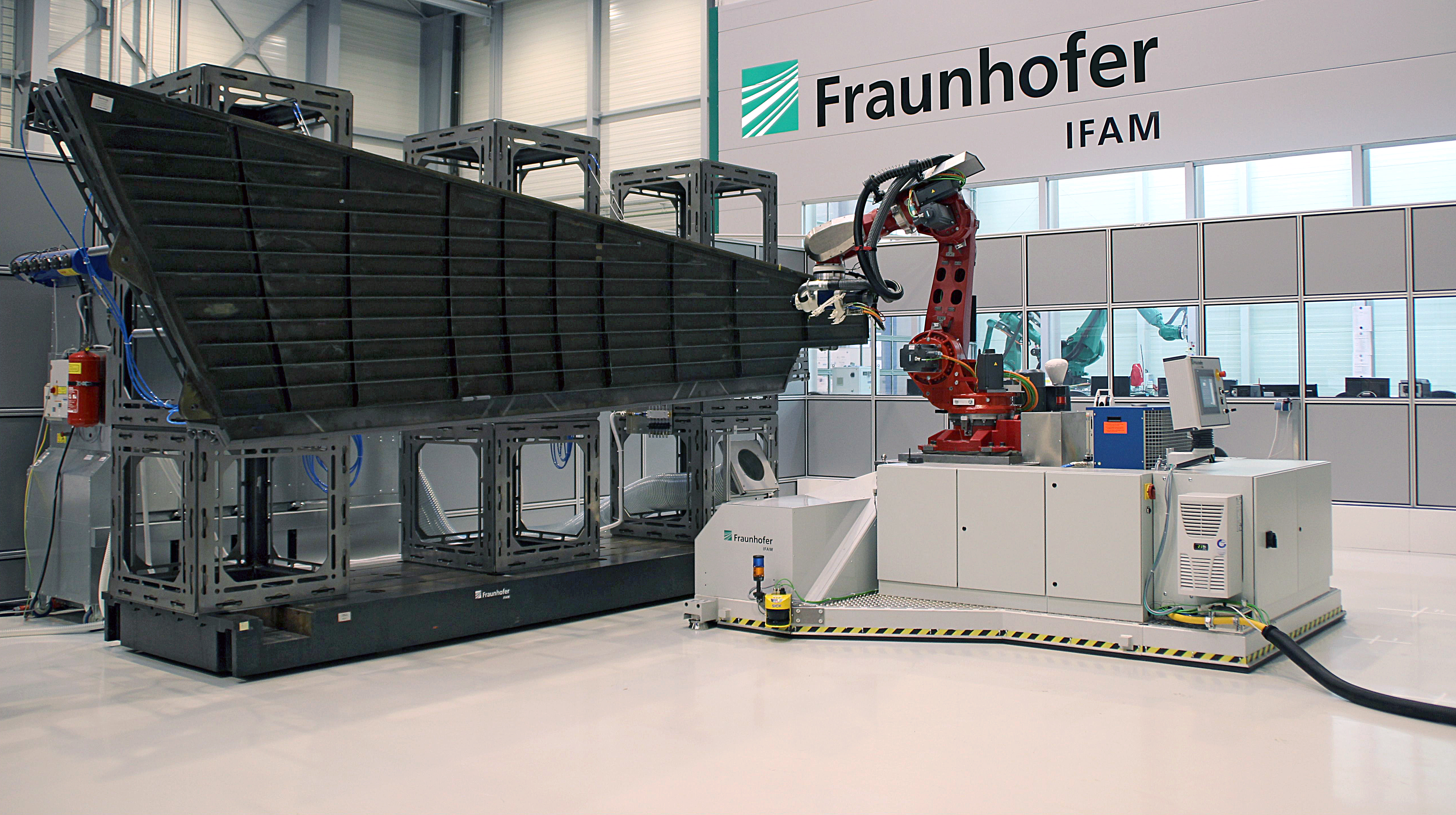 Mobiler hochgenauer Bearbeitungsroboter zur flexiblen Bearbeitung von Großstrukturen, hier das Seitenleitwerk eines Airbus 320.