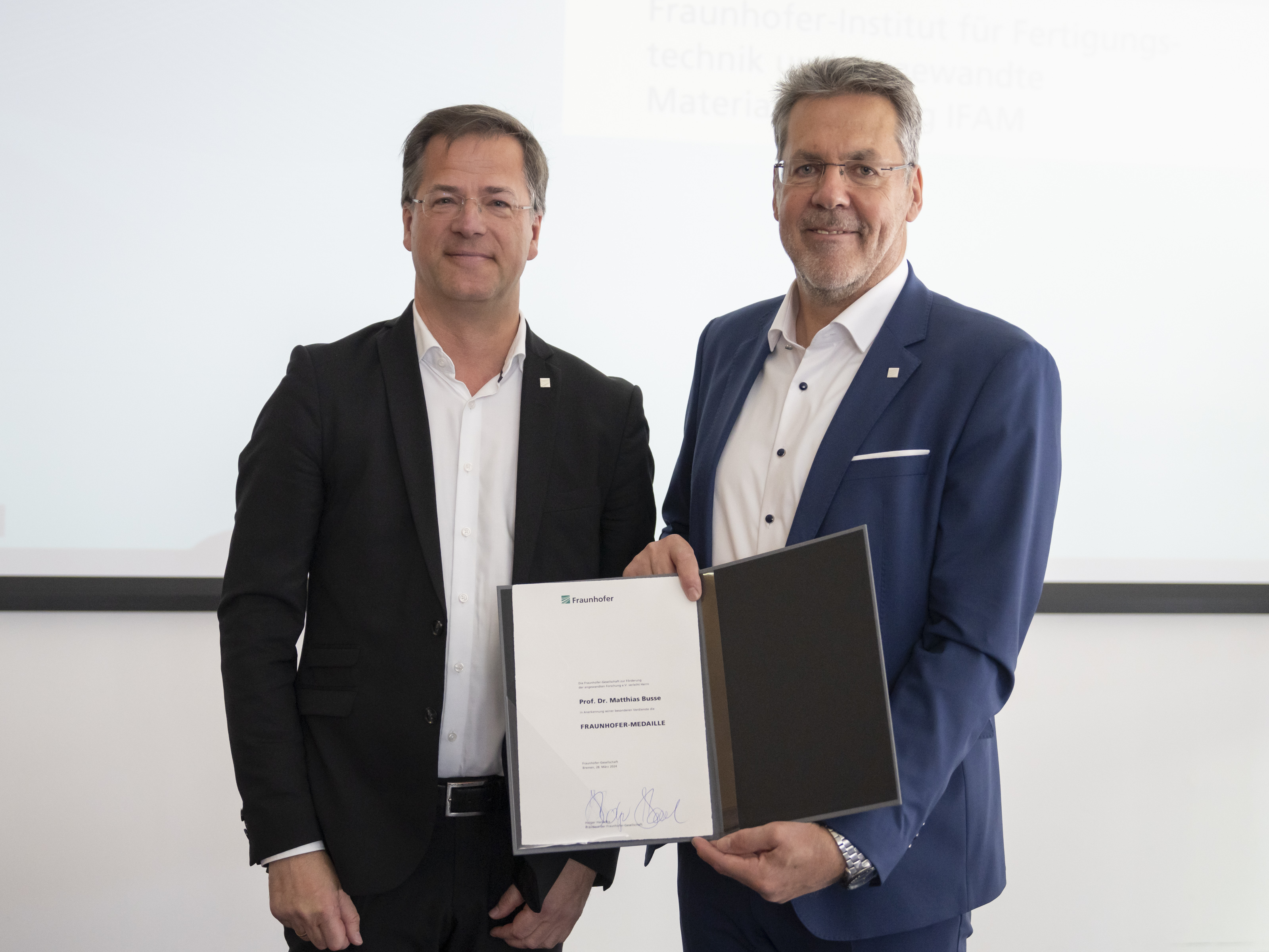 Für seine Leistungen überreichte Prof. Dr. Axel Müller-Groeling (l.), Vorstand der Fraunhofer-Gesellschaft e.V.,  Prof. Dr.-Ing. Matthias Busse (r.) bei der Verabschiedung in den Ruhestand die Fraunhofer-Medaille. Die Medaille ehrt Personen, die sich um die Fraunhofer-Gesellschaft besonders verdient gemacht haben.