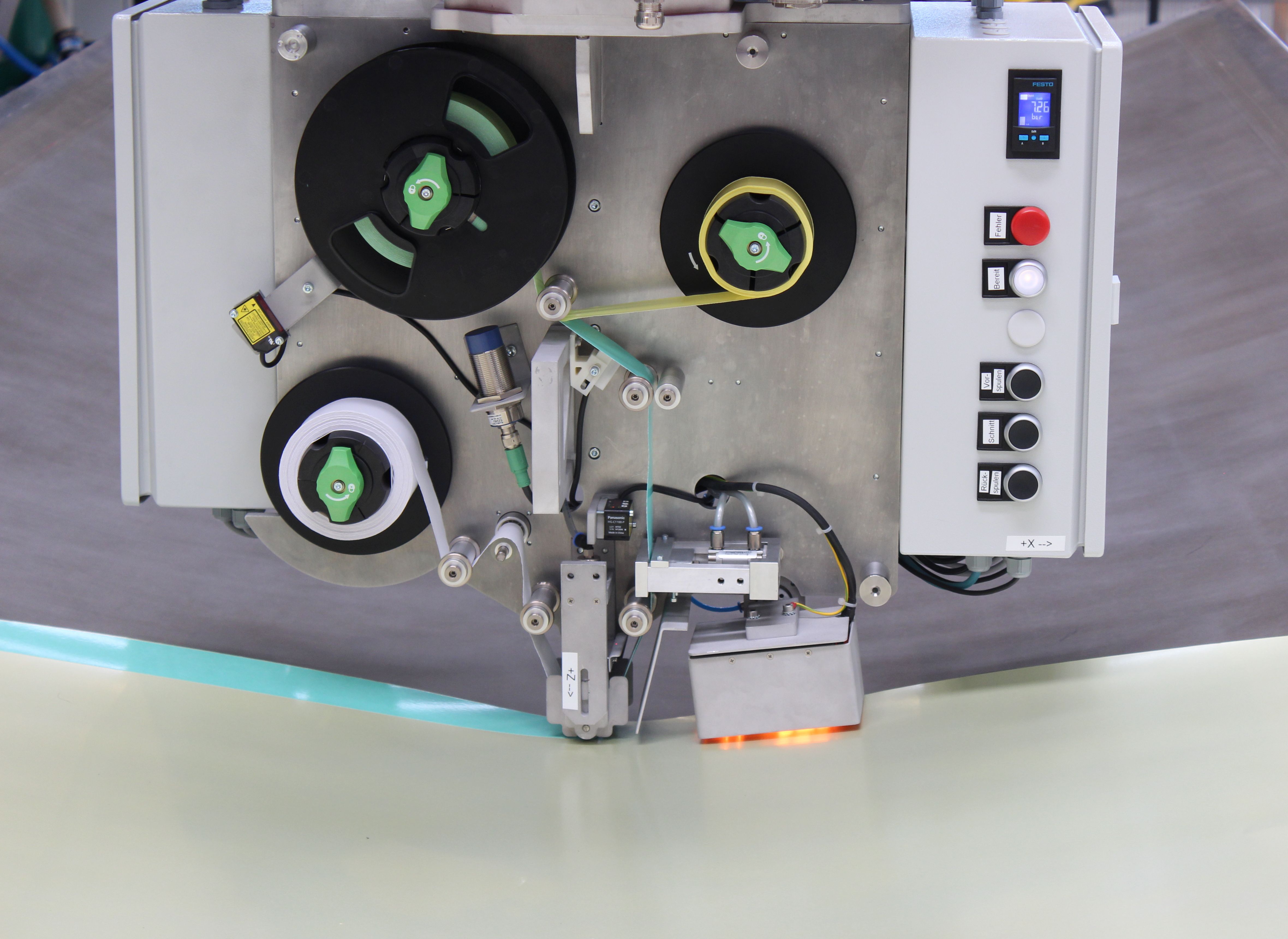 Der von den Experten für Automatisierung und Produktionstechnik des Fraunhofer IFAM entwickelte Klebfilmendeffektor während der automatisierten Ablage.