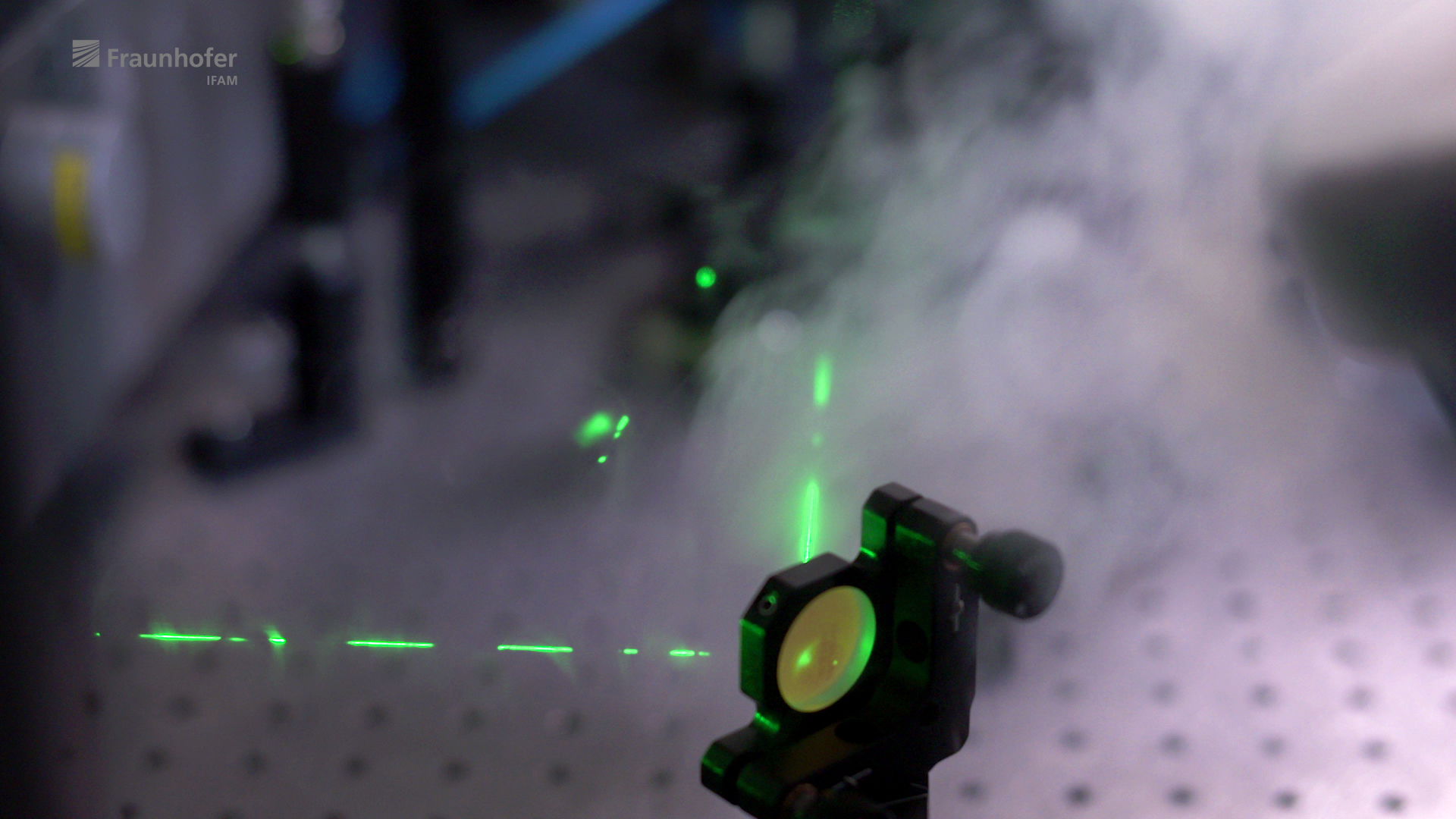 Präzise Fokussierung des Laserstrahls über Spiegel und Linsen auf die Oberfläche der Probe.
