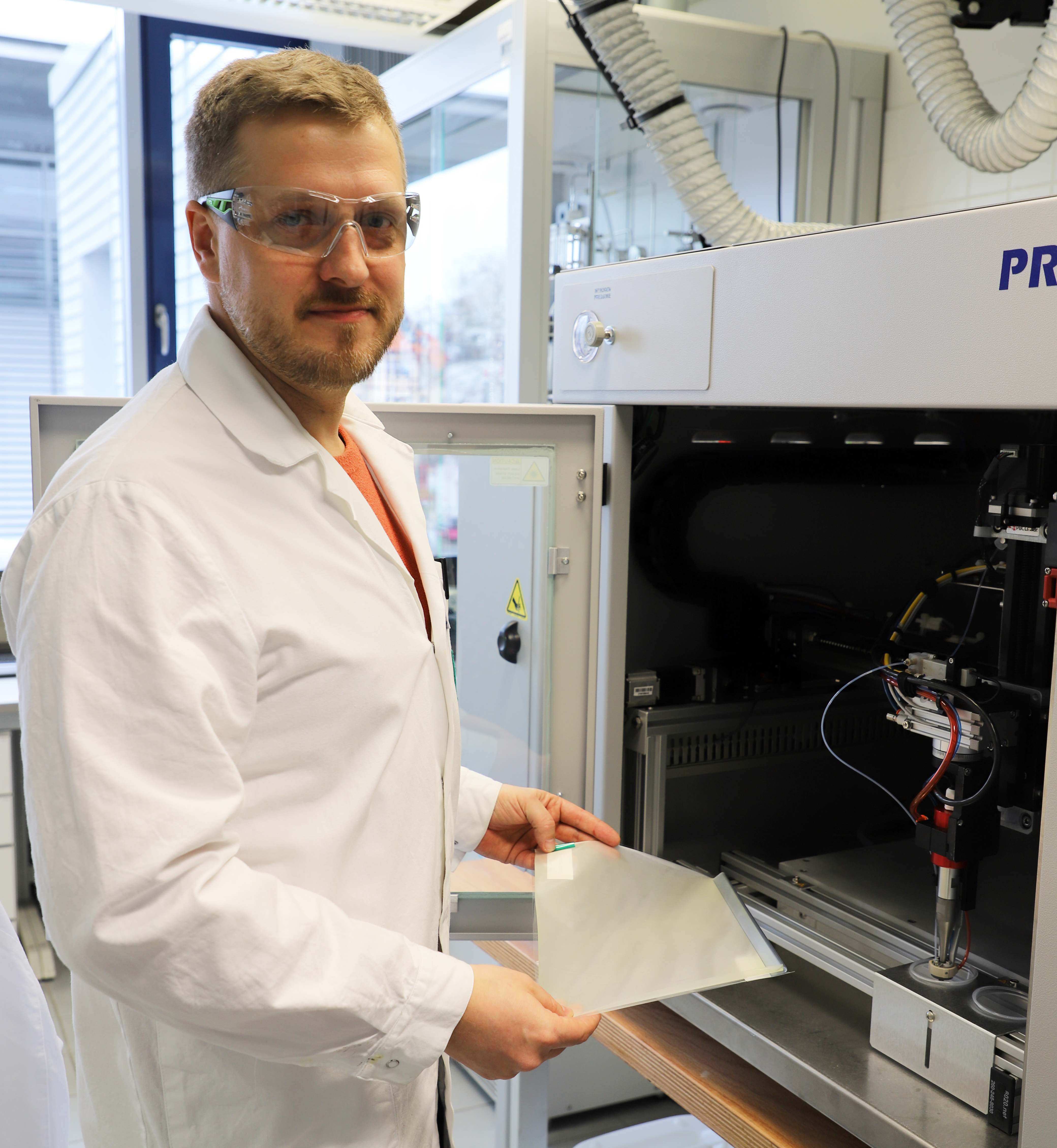 Clemens Kubeil prepares a membrane for coating at Fraunhofer IFAM’s electrolysis laboratory