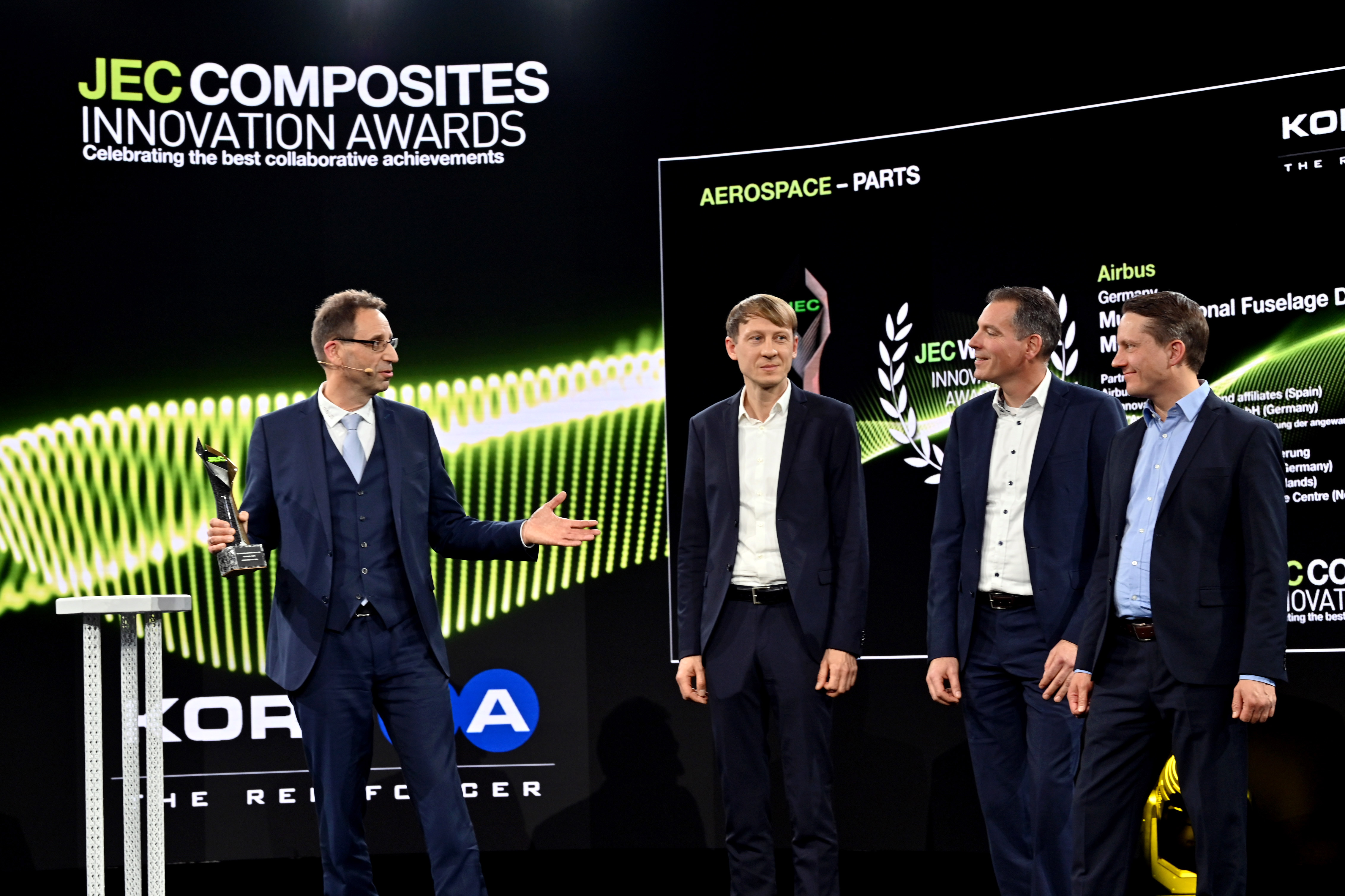 York Roth (Airbus) freut sich mit Lars Larsen (DLR), Joost Koopman (GKN Fokker Aerospace) und Benjamin Diehl (Fraunhofer-Gesellschaft) stellvertretend für alle MFFD-Projektpartner über den JEC Composites Innovation Award 2025 (v.l.n.r.).