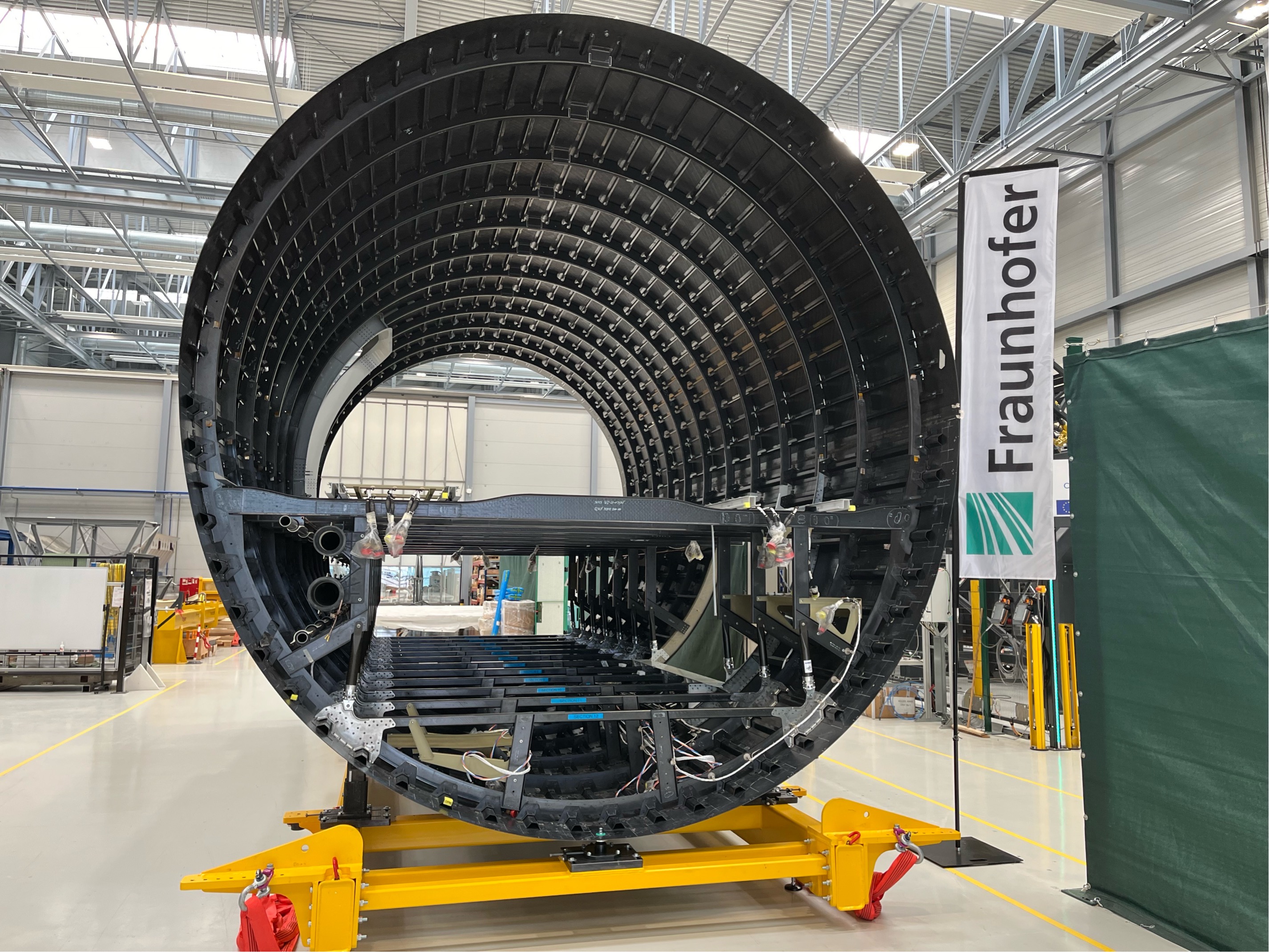 Das durch Thermoplastschweißen fertig gefügte »MFFD«-Flugzeug-Rumpfsegment bei der Fraunhofer-Gesellschaft in Stade.
