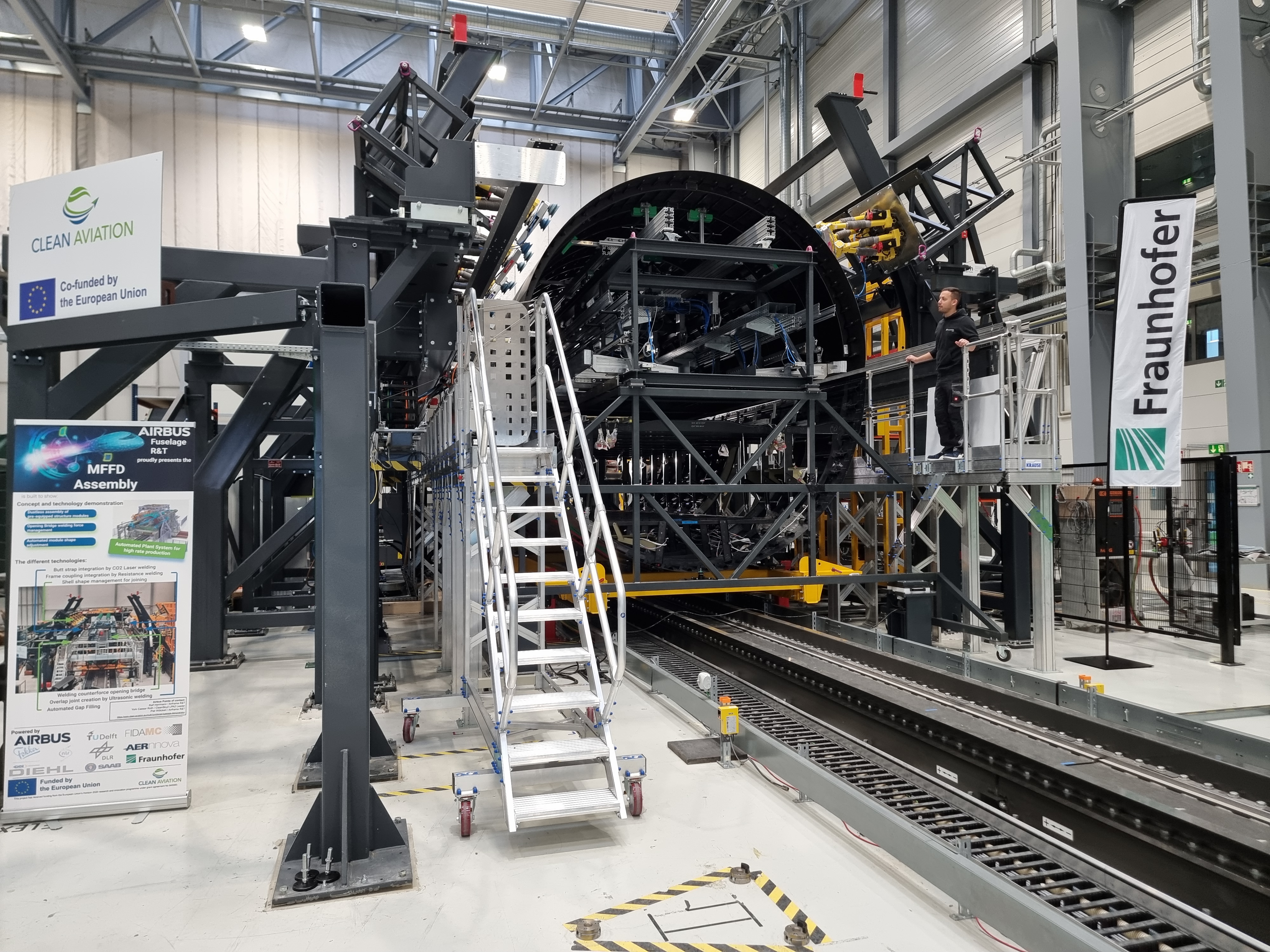 Die »MFFD«-Montage-Forschungsplattform mit eingerüsteten thermoplastischen Rumpfschalen bei der Fraunhofer-Gesellschaft in Stade.