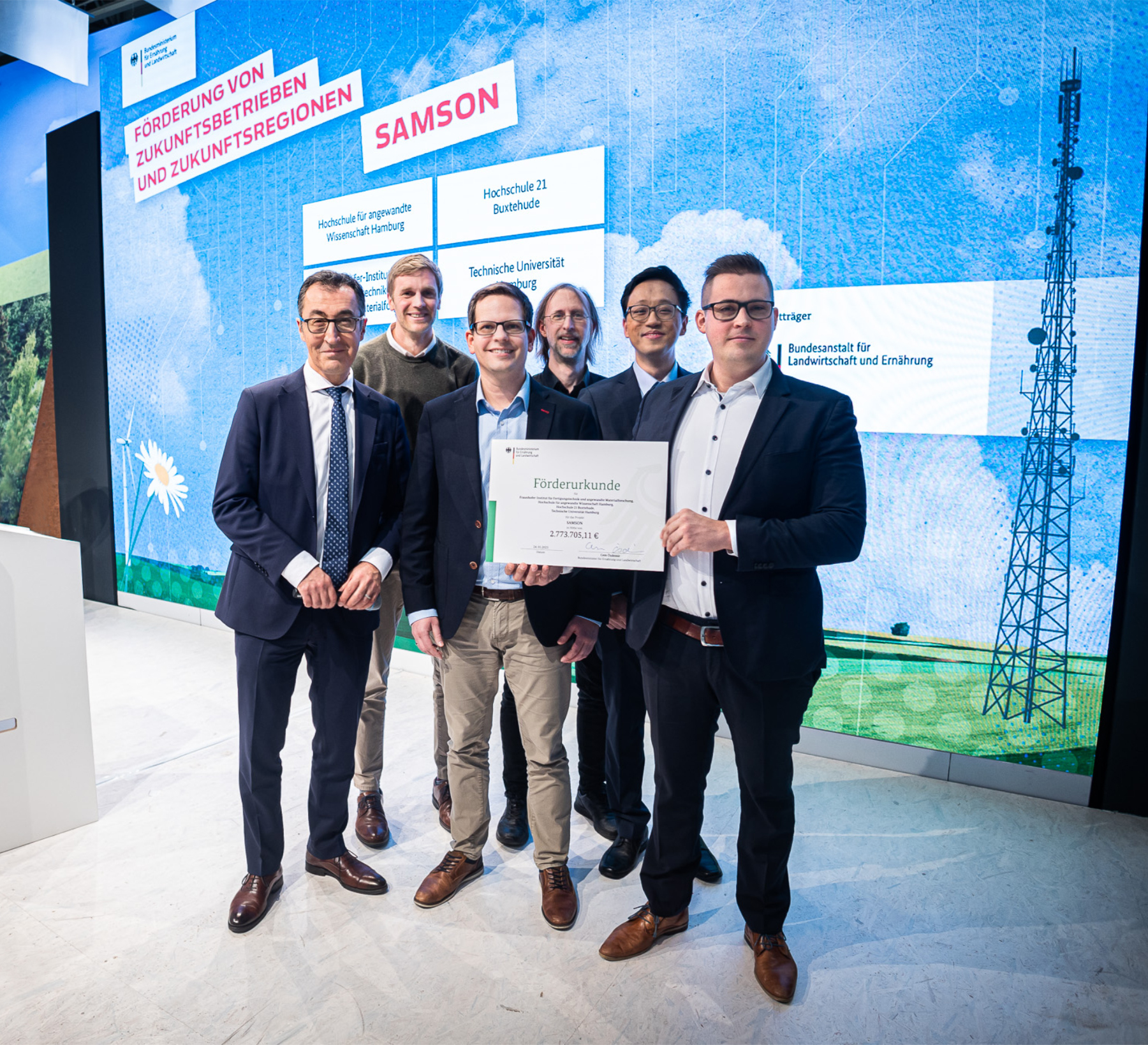 Start des Obstbau-Digitalisierungsprojekts »SAMSON«: Bundesminister Cem Özdemir überreicht den Förderbescheid an Alexander Kammann (hochschule 21), Christian Böhlmann (Fraunhofer IFAM), Prof. Dr. Tim Tiedemann (HAW Hamburg), Jiahua Wei (TU Hamburg) und Benjamin Schulze (Fraunhofer IFAM); (v.l.n.r.)