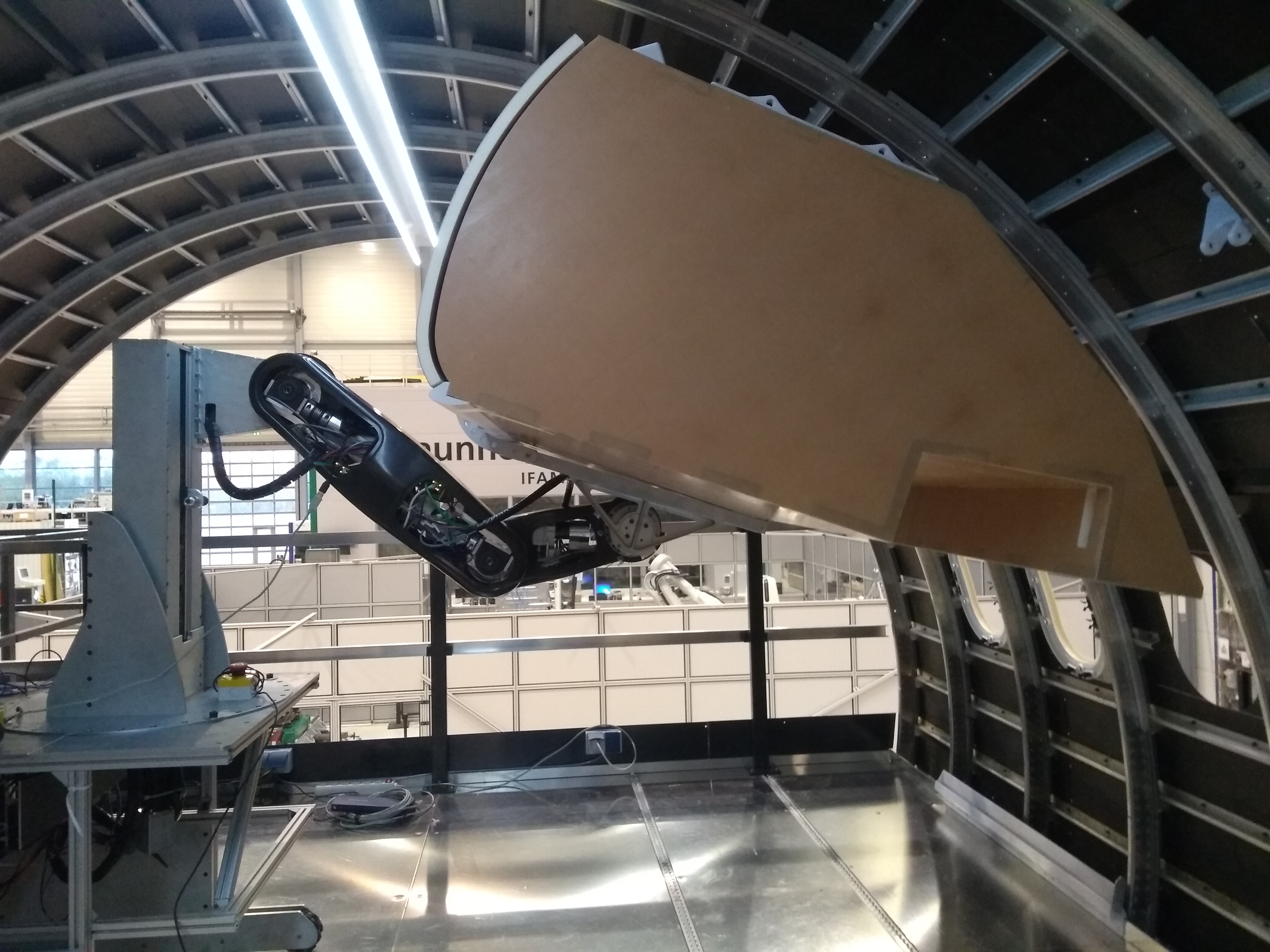 Clean Sky 2 – ACCLAIM l Automatisierte Montage: Hochpräzise Positionierung eines leichten Handgepäckfachs (Hatrack) an die Flugzeugstruktur mittels neu entwickeltem Hatrack-Roboter im Flugzeugrumpf-Demonstrator. Clean Sky 2 – ACCLAIM l Automatisierte Montage: Hochpräzise Positionierung eines leichten Handgepäckfachs (Hatrack) an die Flugzeugstruktur mittels neu entwickeltem Hatrack-Roboter im Flugzeugrumpf-Demonstrator.