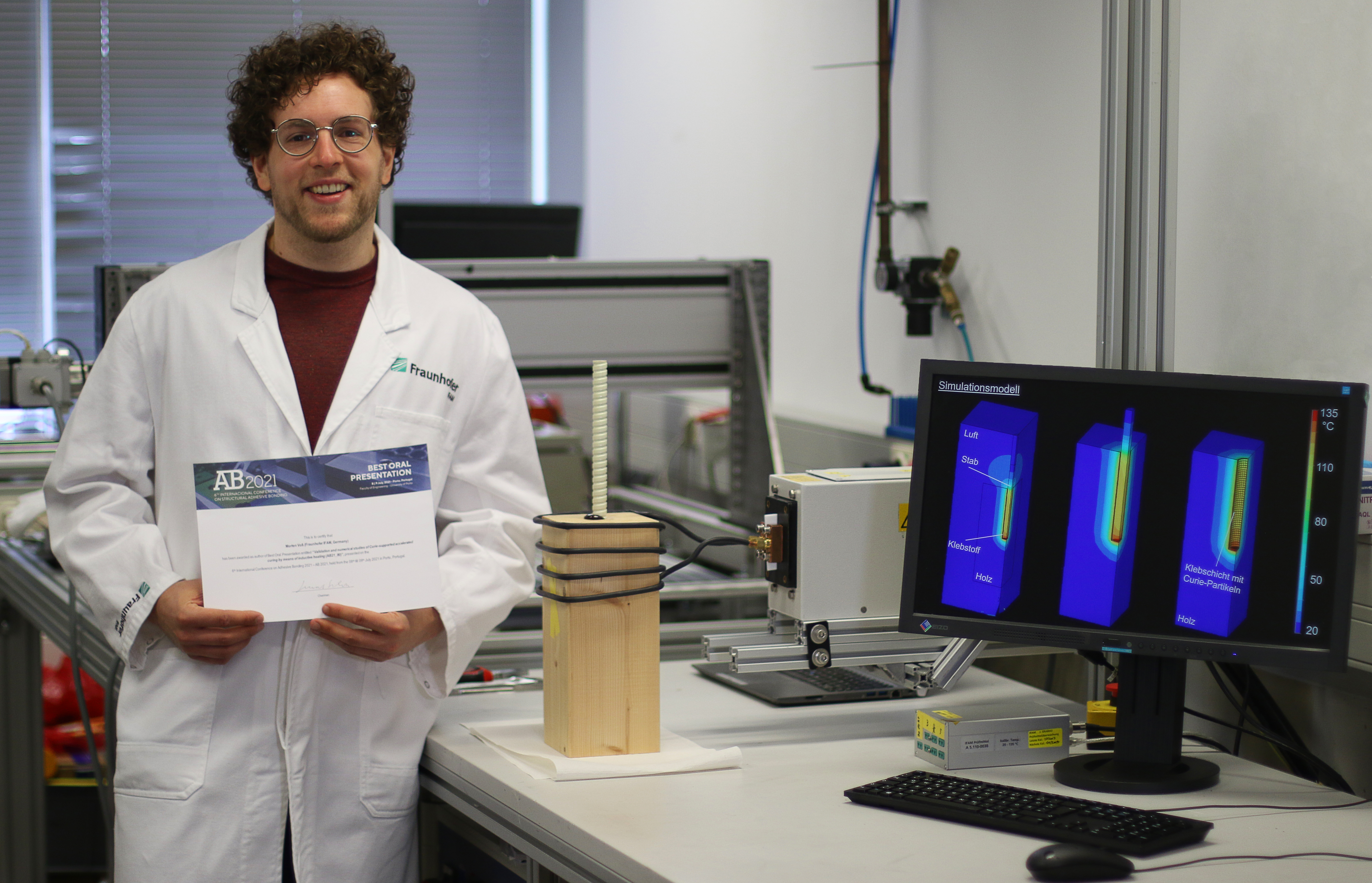 Morten Voß erhält für die Darstellung seiner Forschungsergebnisse zur »Validierung und numerische Untersuchungen der Curie-gestützten beschleunigten Aushärtung mittels induktiver Erwärmung« Auszeichnung auf der Konferenz »Structural Adhesive Bonding 2021«