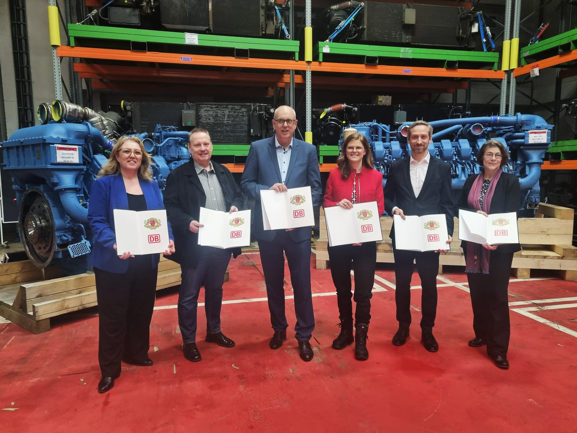 Özlem Ünsal, Senatorin für Bau, Mobilität und Stadtentwicklung der Freien und Hansestadt Bremen; Ronald Ditte, Vorsitzender Betriebsrat DB FZI Werk Bremen; Bürgermeister Dr. Andreas Bovenschulte, Präsident des Senats der Freien Hansestadt Bremen; Dr. Daniela Gerd tom Markotten, DB-Vorständin für Digitalisierung und Technik; Nico Petersen, Geschäftsführer Produktion bei der DB Fahrzeuginstandhaltung; Staatsrätin Maike Frese, Die Senatorin für Wirtschaft, Häfen und Transformation
