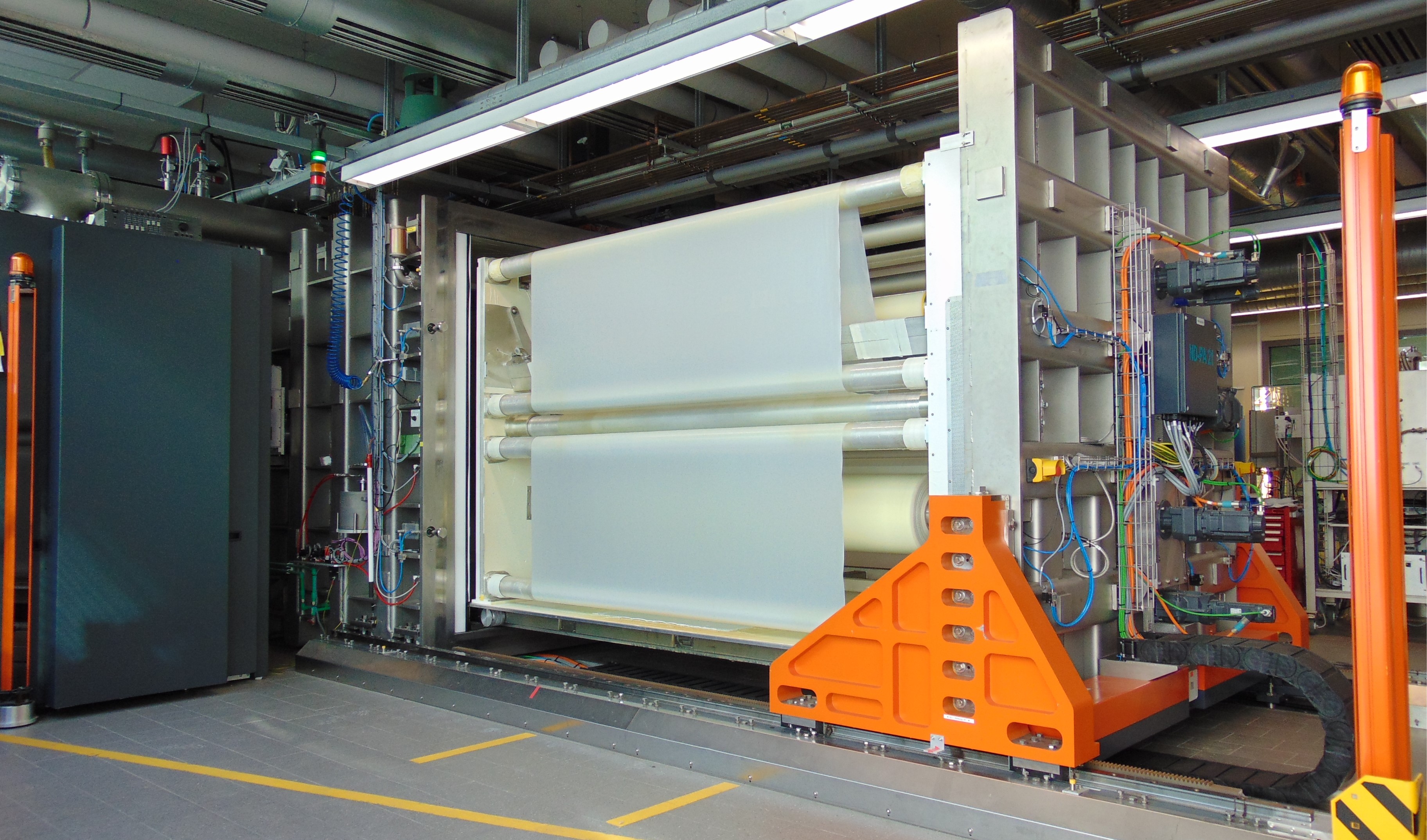 In der neu entwickelten Niederdruck-Plasmaanlage des Fraunhofer IFAM wird ein 2,1 m breiter Folienhalbschlauch mit einer ultradünnen plasmapolymeren Trennschicht ausgestattet.