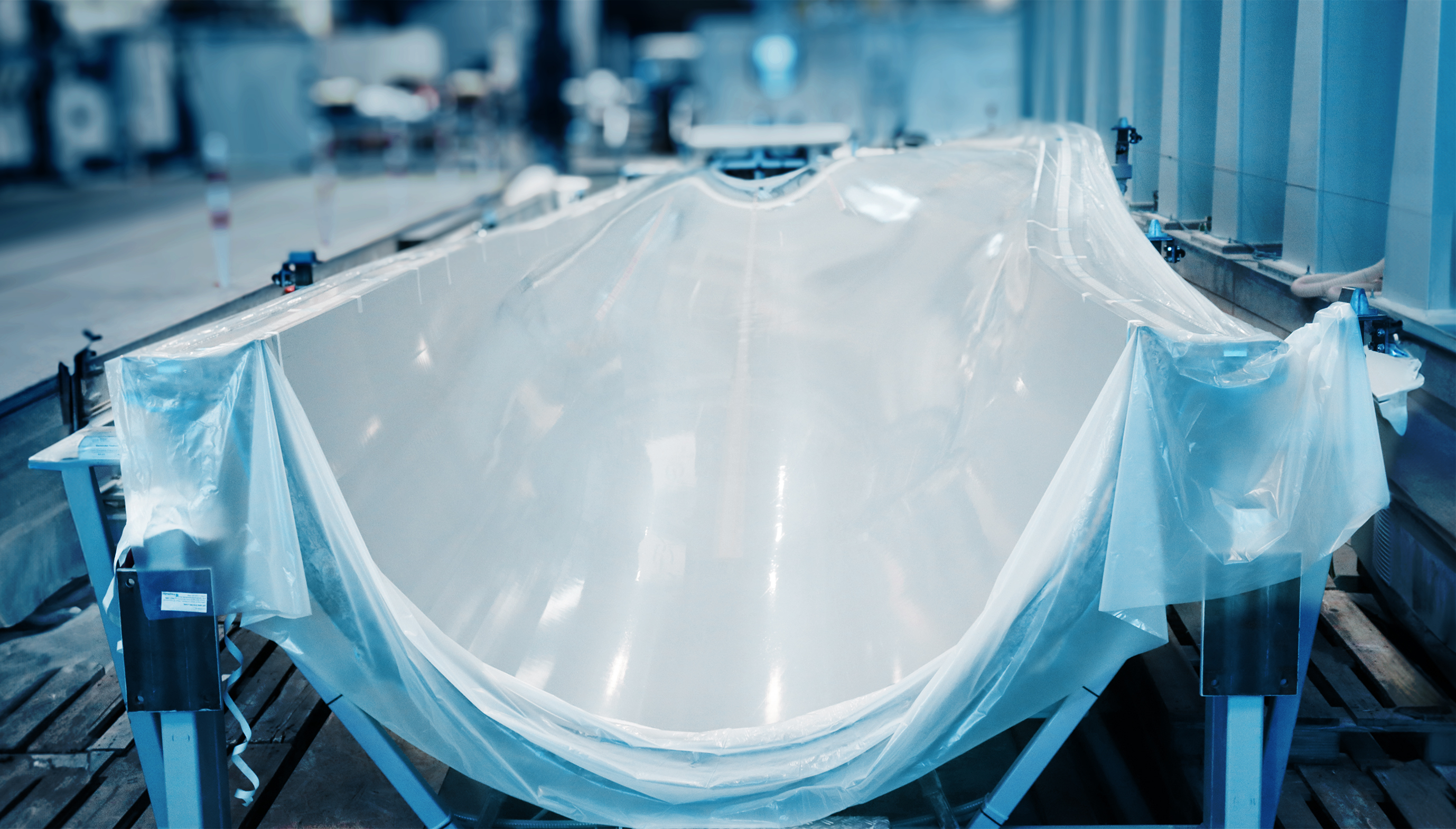 Die flexible vakuum-streckgezogene PeelPLAS®-Trennfolie schmiegt sich wie eine zweite Haut in die 18 m lange Rotorblattsegmentform und ermöglicht nach Fertigung des FVK-Großbauteils dessen trennmittelfreie Entformung. Die flexible vakuum-streckgezogene PeelPLAS®-Trennfolie schmiegt sich wie eine zweite Haut in die 18 m lange Rotorblattsegmentform und ermöglicht nach Fertigung des FVK-Großbauteils dessen trennmittelfreie Entformung.