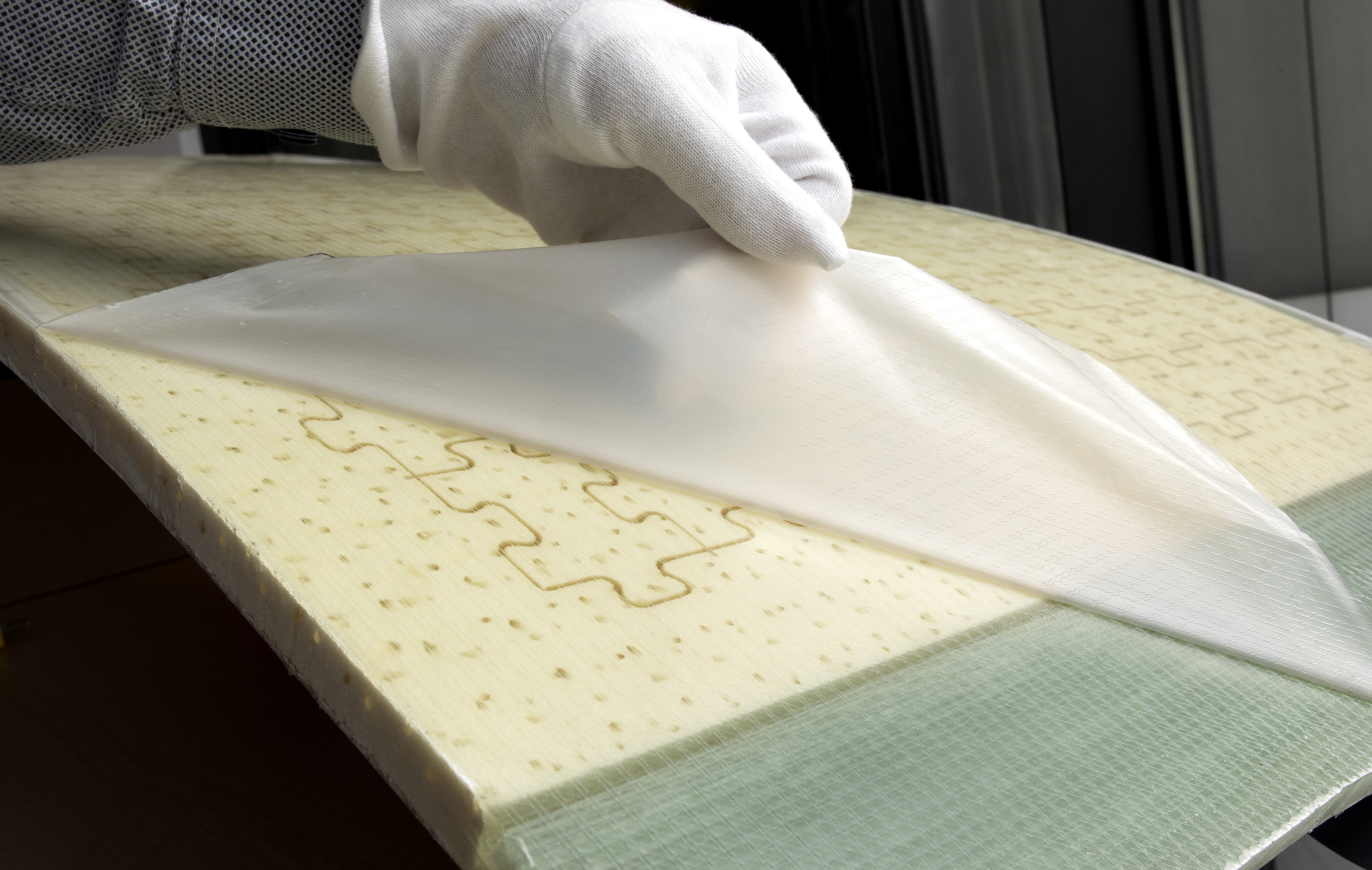 Vorbehandlungsfrei lackierbarer Demonstrator eines Rotorblatt-Schalensegments – geschützt durch die PeelPLAS®-Trennfolie.