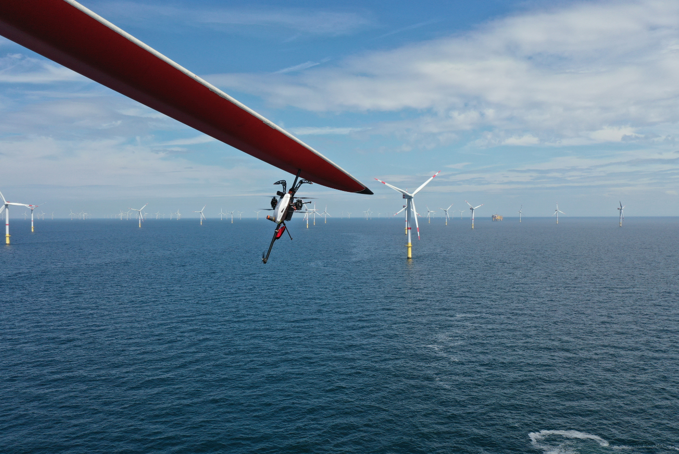 Kontrolle des Blitzschutzsystems einer Windkraftanlage im Offshore-Windpark mit einer Drohne Kontrolle des Blitzschutzsystems einer Windkraftanlage im Offshore-Windpark mit einer Drohne