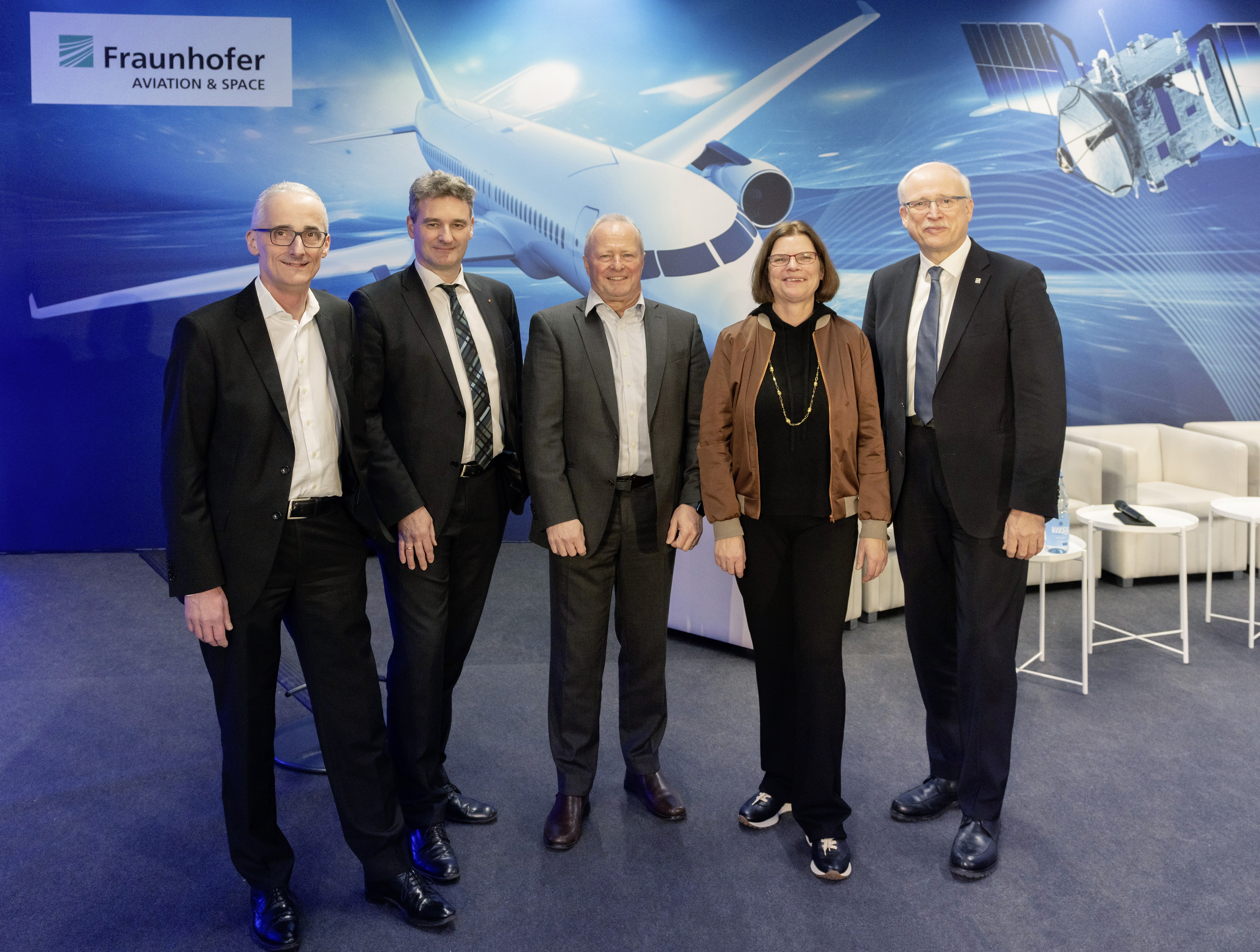 Prof. Dr. Bernd Mayer, Dr. Hubertus Lohner, Prof. Dr. Dr. Michael Lauster, Kristina Vogt, Prof. Dr. Alexander Kurz (v.l.n.r.) Prof. Dr. Bernd Mayer / Institutsleiter Fraunhofer IFAM, Bremen und Chairman Fraunhofer AVIATION & SPACE – Aviation, Dr. Hubertus Lohner – Vorstand des ECOMAT e.V., Prof. Dr. Dr. Michael Lauster / Institutsleiter Fraunhofer INT, Euskirchen und Chairman Fraunhofer AVIATION & SPACE – Space, Kristina Vogt – Senatorin für Wirtschaft, Arbeit und Europa des Bundeslandes Bremen, Prof. Dr. Alexander Kurz – Fraunhofer-Vorstand für Innovation, Transfer und Verwertung (v.l.n.r.)