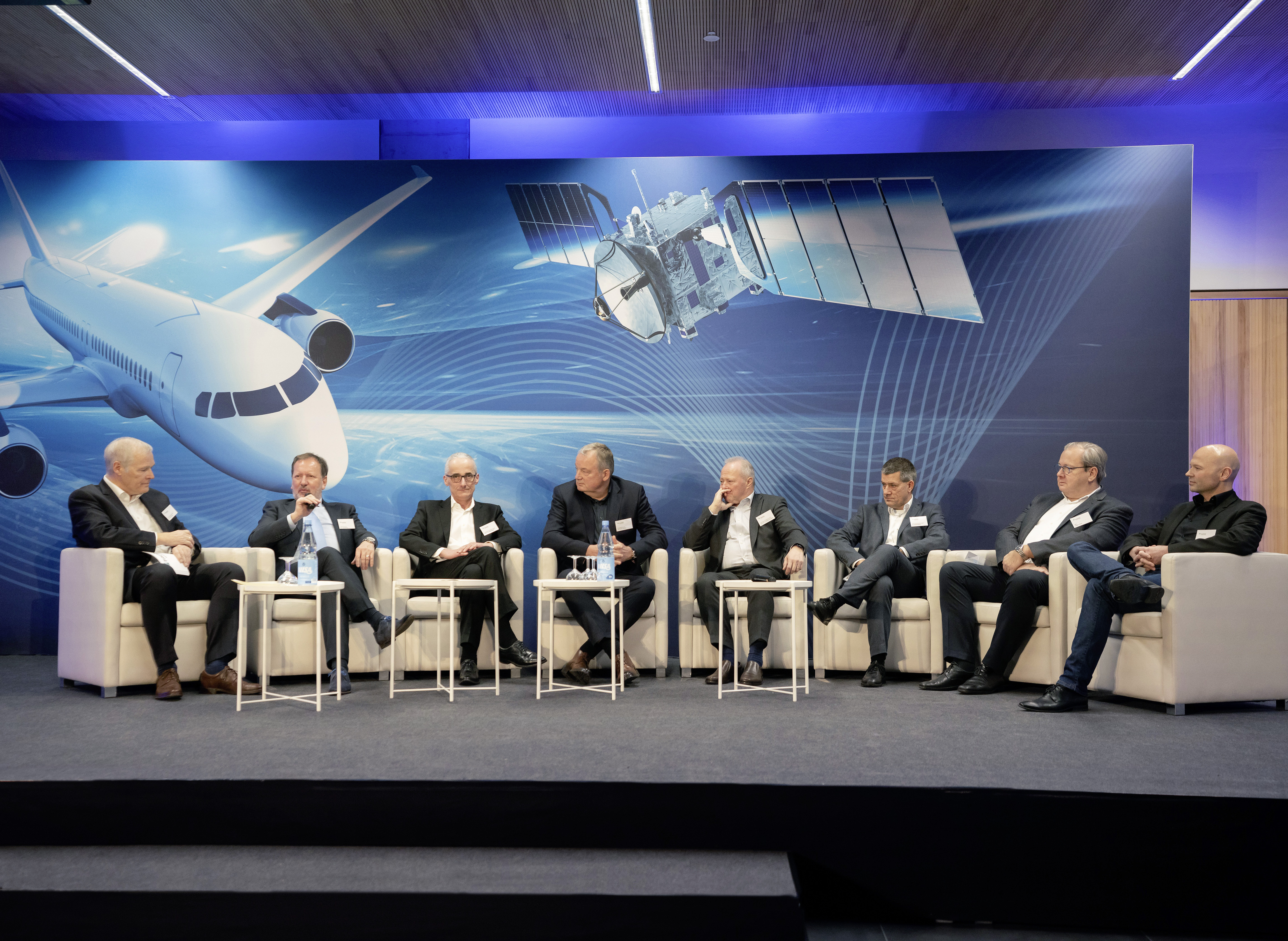 Prof. Rolf Henke – Koordinator für Luftfahrt der Freien Hansestadt Bremen (Moderation), Dr. Lutz Bertling – Mitglied des Vorstands, OHB SE, Prof. Dr. Bernd Mayer – Institutsleiter Fraunhofer IFAM, Bremen und Chairman Fraunhofer AVIATION & SPACE – Aviation, Karl-Heinz Servos – COO, ArianeGroup GmbH, Prof. Dr. Dr. Michael Lauster – Institutsleiter Fraunhofer INT, Euskirchen und Chairman Fraunhofer AVIATION & SPACE – Space, Dr. André Walter – Vorsitzender der Geschäftsführung, Airbus Aerostructures GmbH, Volker Thum – Hauptgeschäftsführer des BDLI, Dr. Alexander Kopp – Gründer und CEO, POLARIS Raumflugzeuge GmbH (v.l.n.r.).