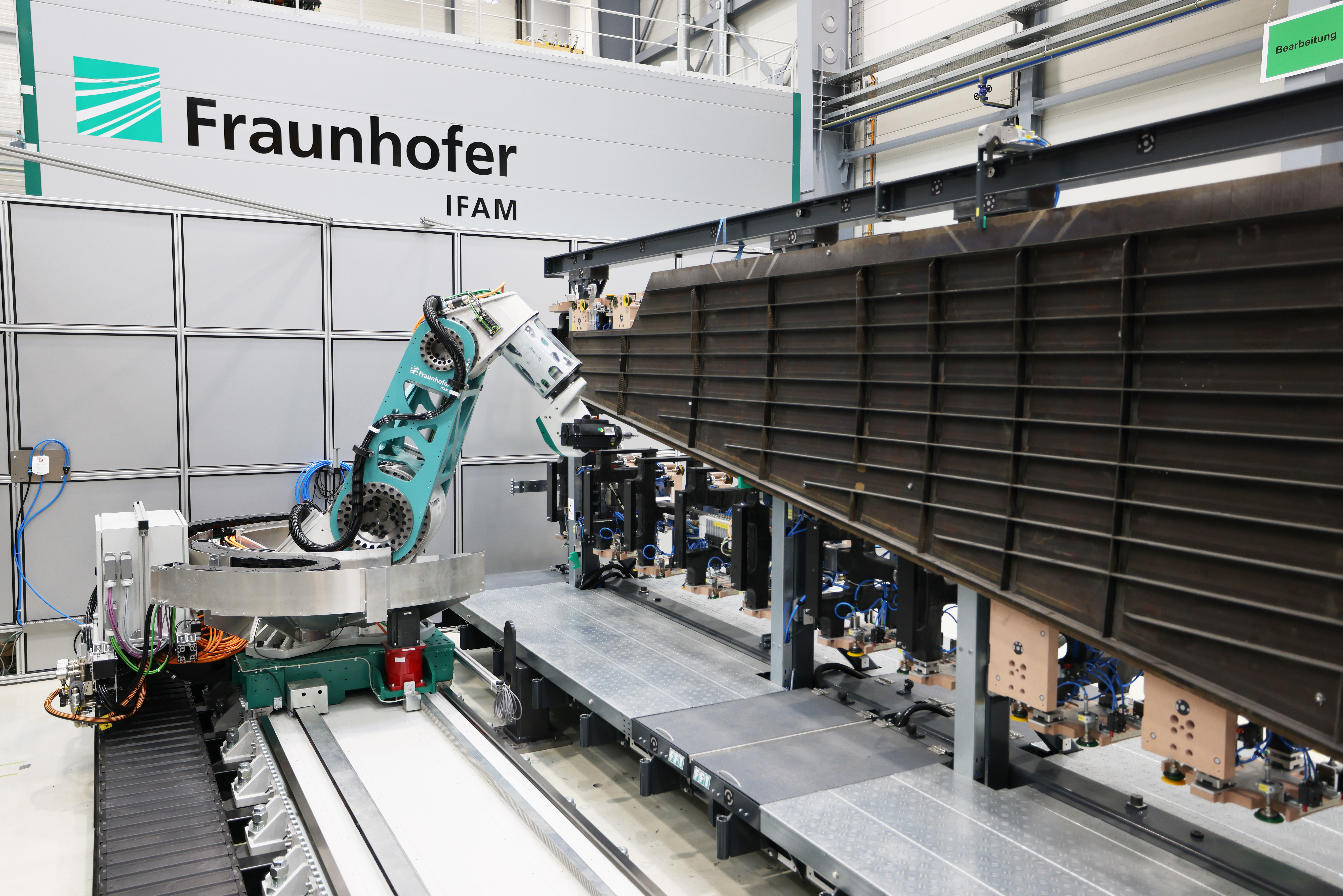 Das durch Thermoplastschweißen fertig gefügte »MFFD«-Flugzeug-Rumpfsegment bei der Fraunhofer-Gesellschaft in Stade .