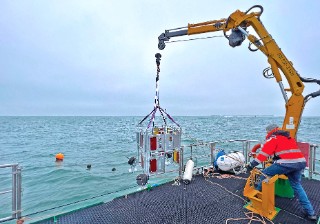 Ausbringung des Unterwasser-Landers vor der Insel Helgoland