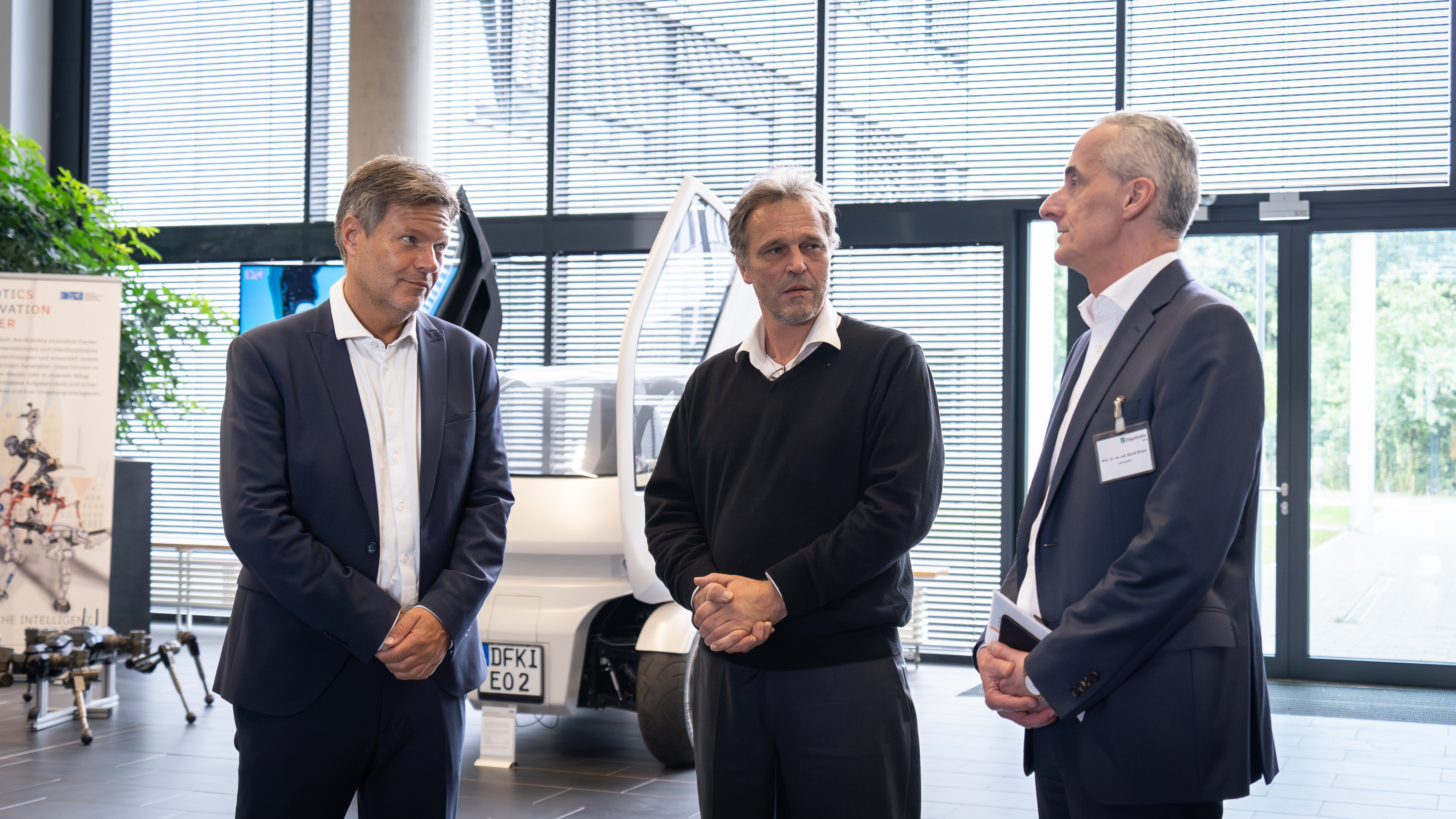 Prof. Dr. Frank Kirchner (DFKI) und Prof. Dr. Bernd Mayer (Fraunhofer IFAM) empfangen Dr. Robert Habeck am Rande der Nationalen Maritimen Konferenz am DFKI in Bremen