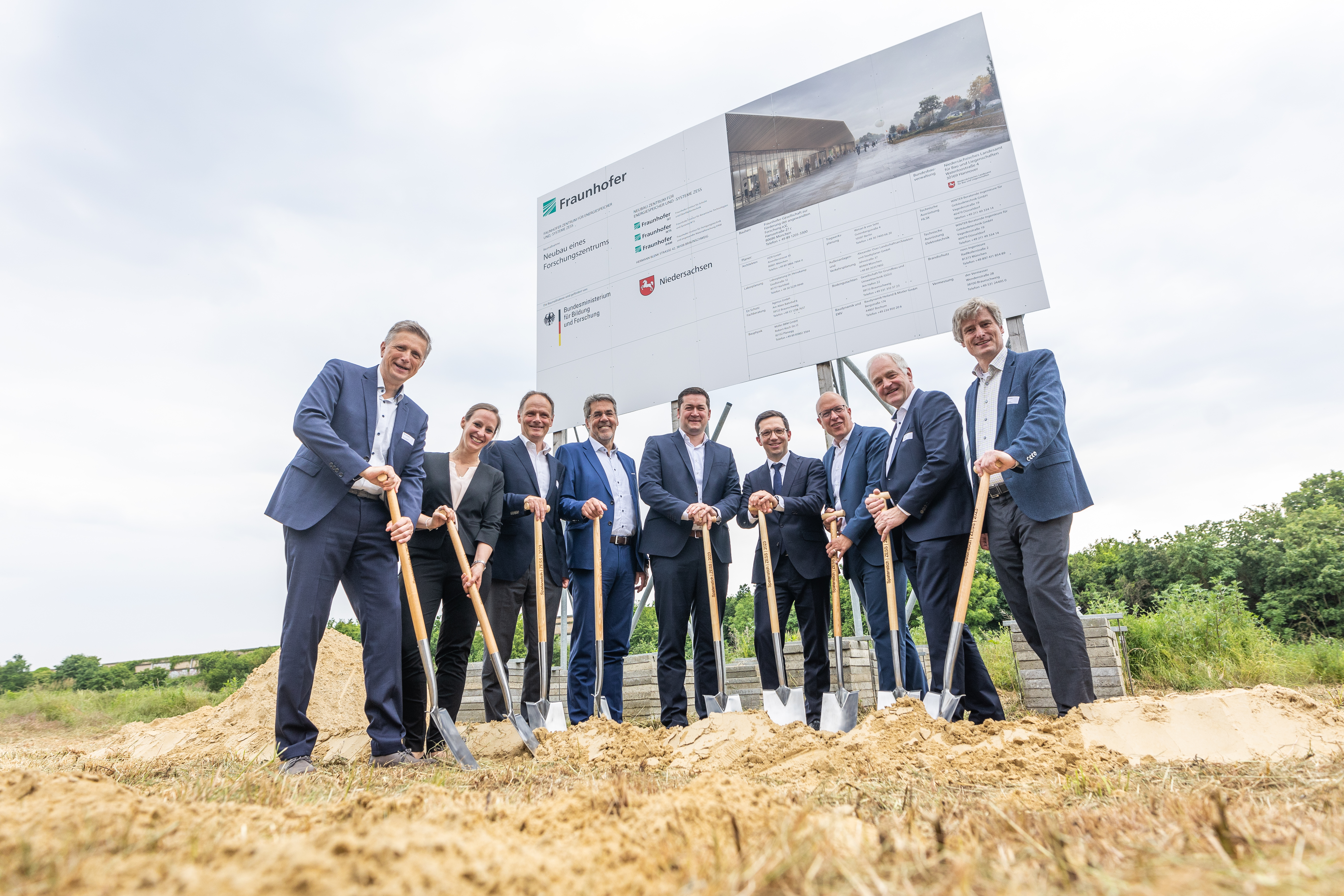 Spatenstich für das neue Institutsgebäude des Fraunhofer ZESS Spatenstich für das neue Institutsgebäude des Fraunhofer ZESS