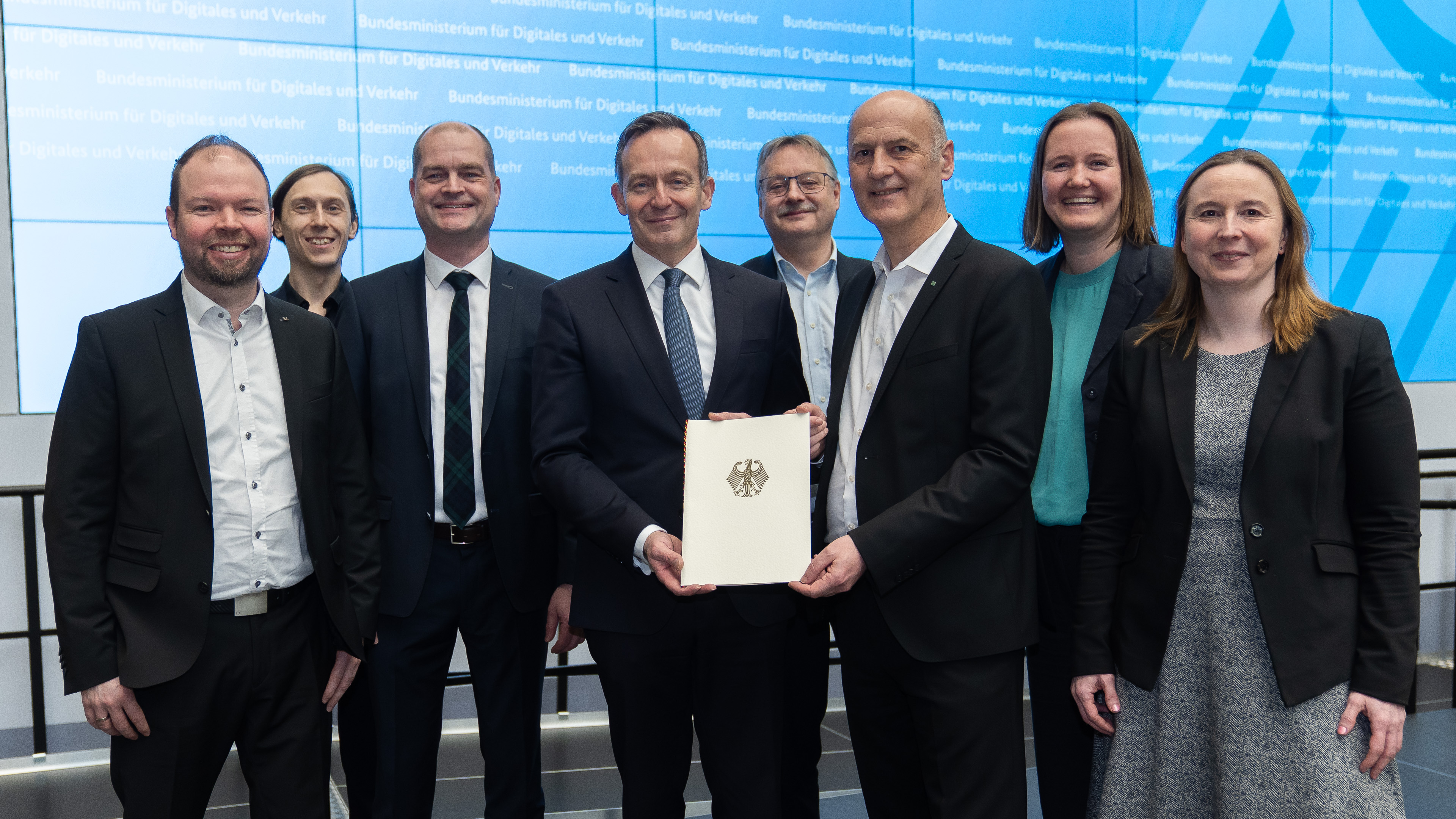 Im Beisein der Zuwendungsempfänger aus der Hansestadt Stade übergibt Volker Wissing, Bundesminister für Digitales und Verkehr, die Förderurkunde an Dr. Dirk Niermann, Vorsitzender des Vereins Lightweight for Hydrogen Stade.