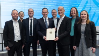 Im Beisein der Zuwendungsempfänger aus der Hansestadt Stade übergibt Volker Wissing, Bundesminister für Digitales und Verkehr, die Förderurkunde an Dr. Dirk Niermann, Vorsitzender des Vereins Lightweight for Hydrogen Stade.